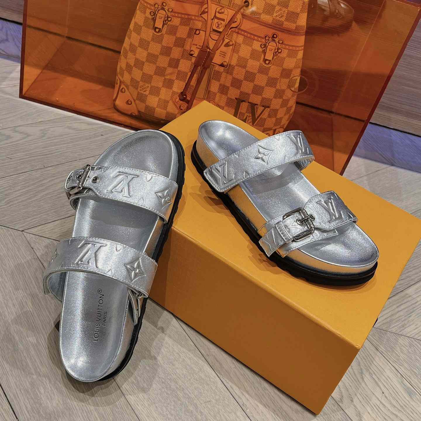 Louis Vuitton Bom Dia Flat Comfort Mules     1AB3OG - EUR FASHION