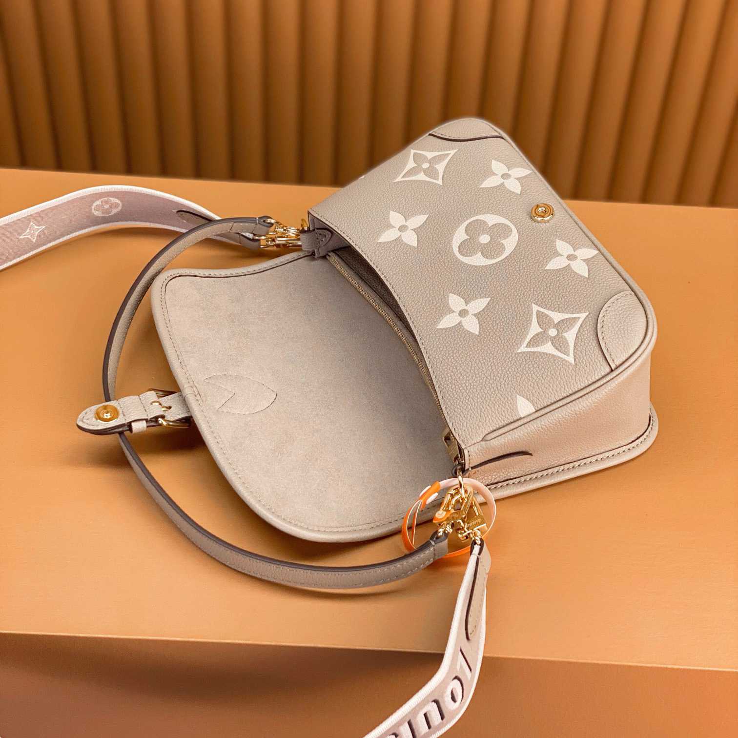 Louis Vuitton Diane (23 x 16 x 8.5cm)  M46583 - EUR FASHION
