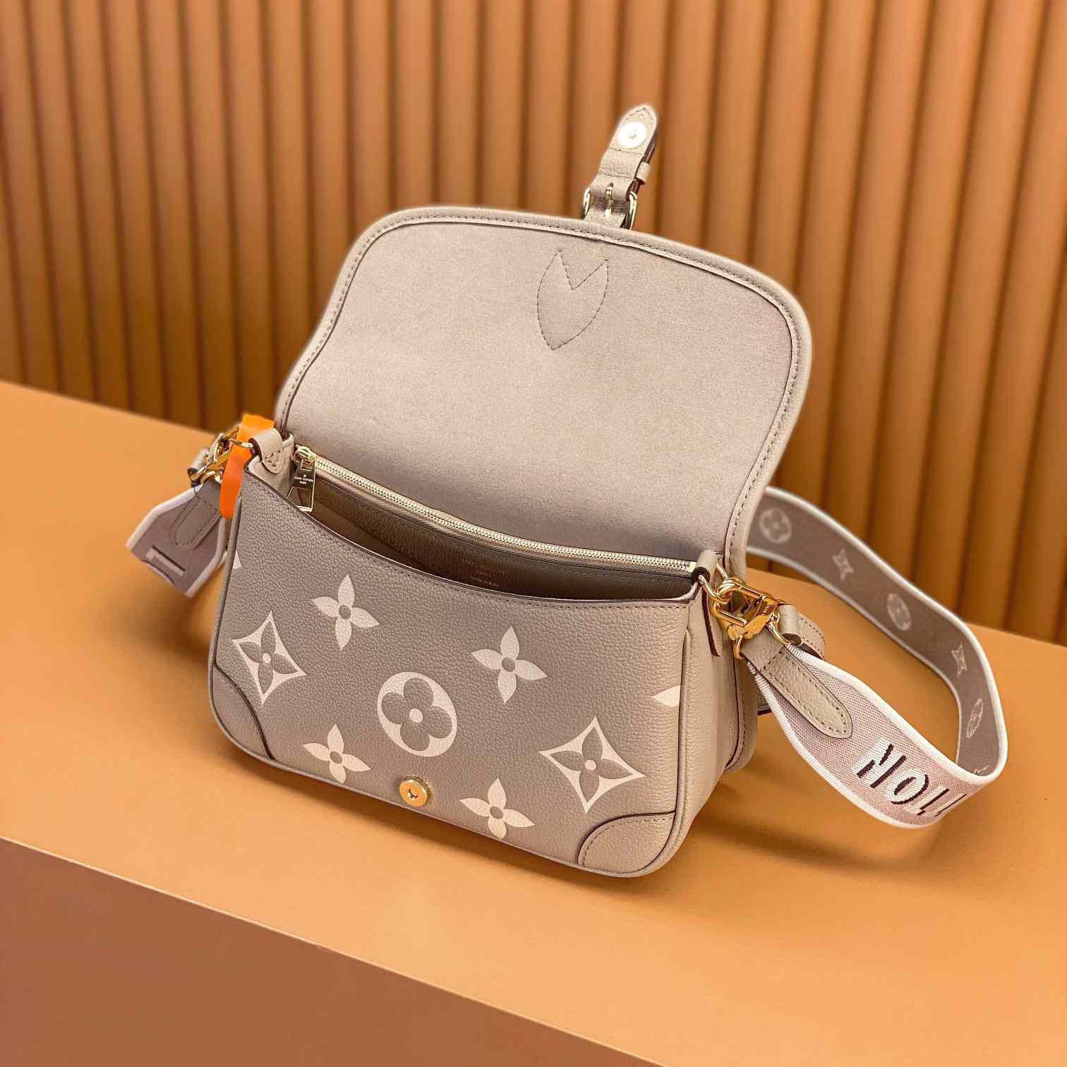 Louis Vuitton Diane (23 x 16 x 8.5cm)  M46583 - EUR FASHION