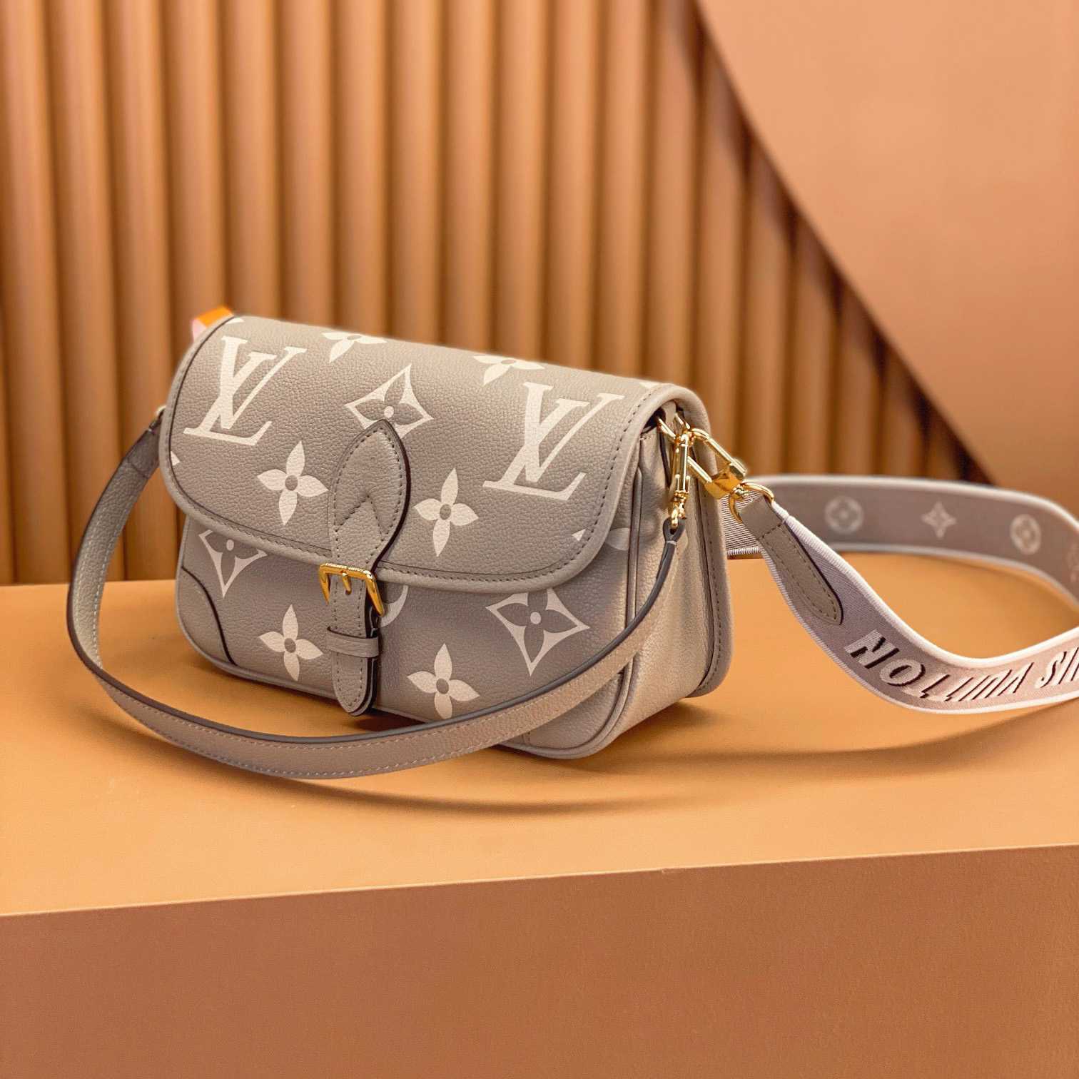 Louis Vuitton Diane (23 x 16 x 8.5cm)  M46583 - EUR FASHION