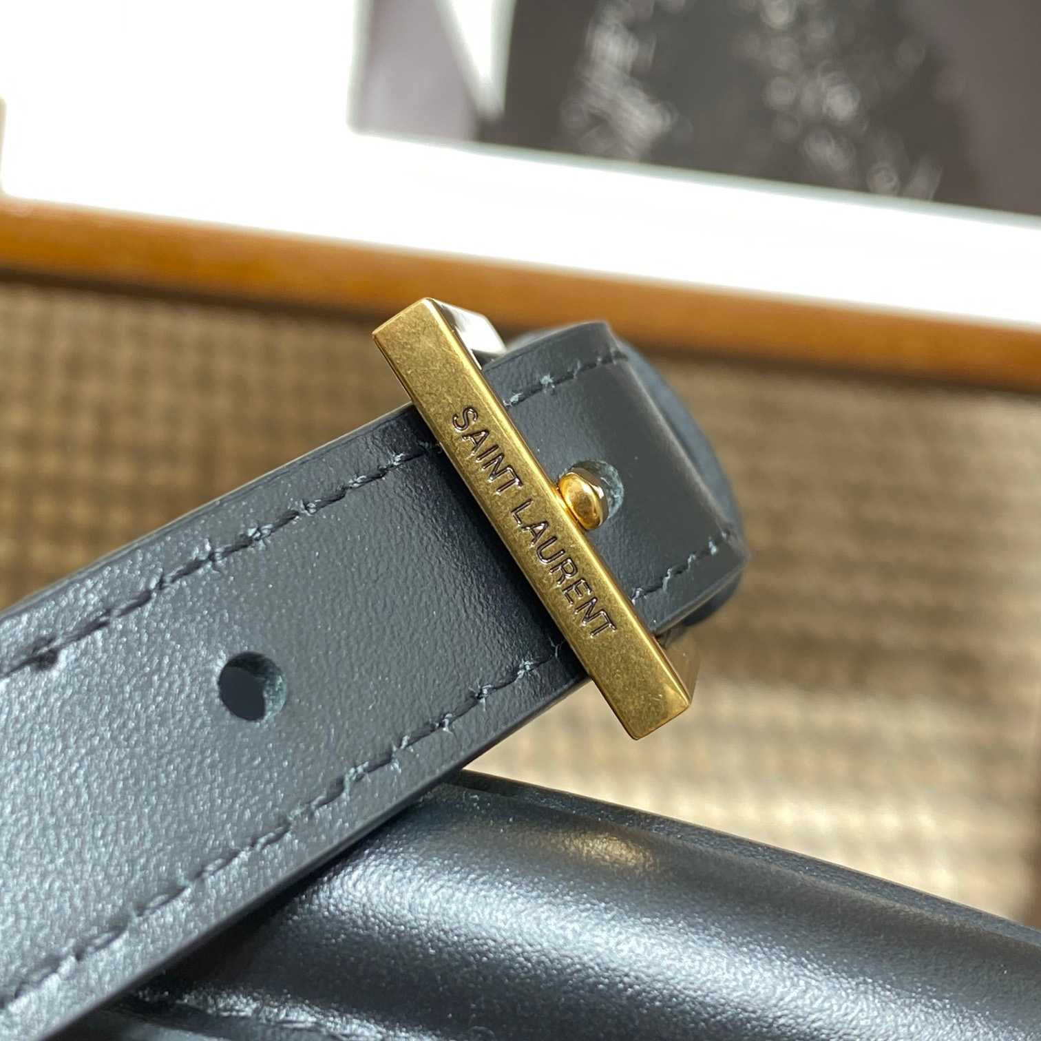 Saint Laurent Le 37 Small In Shiny Leather - EUR FASHION
