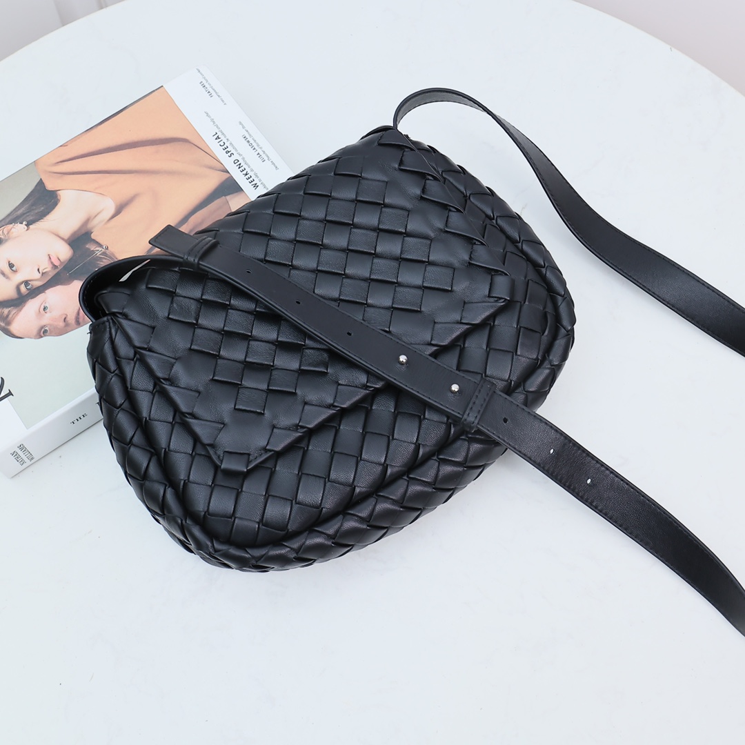 Bottega Veneta Small Cobble Messenger - EUR FASHION