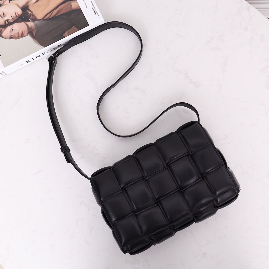 Bottega Veneta Padded Cassette Bag(26*18*8CM) - EUR FASHION