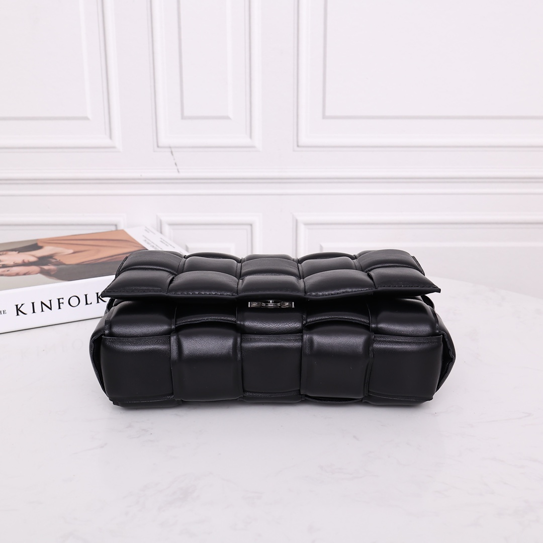 Bottega Veneta Padded Cassette Bag(26*18*8CM) - EUR FASHION