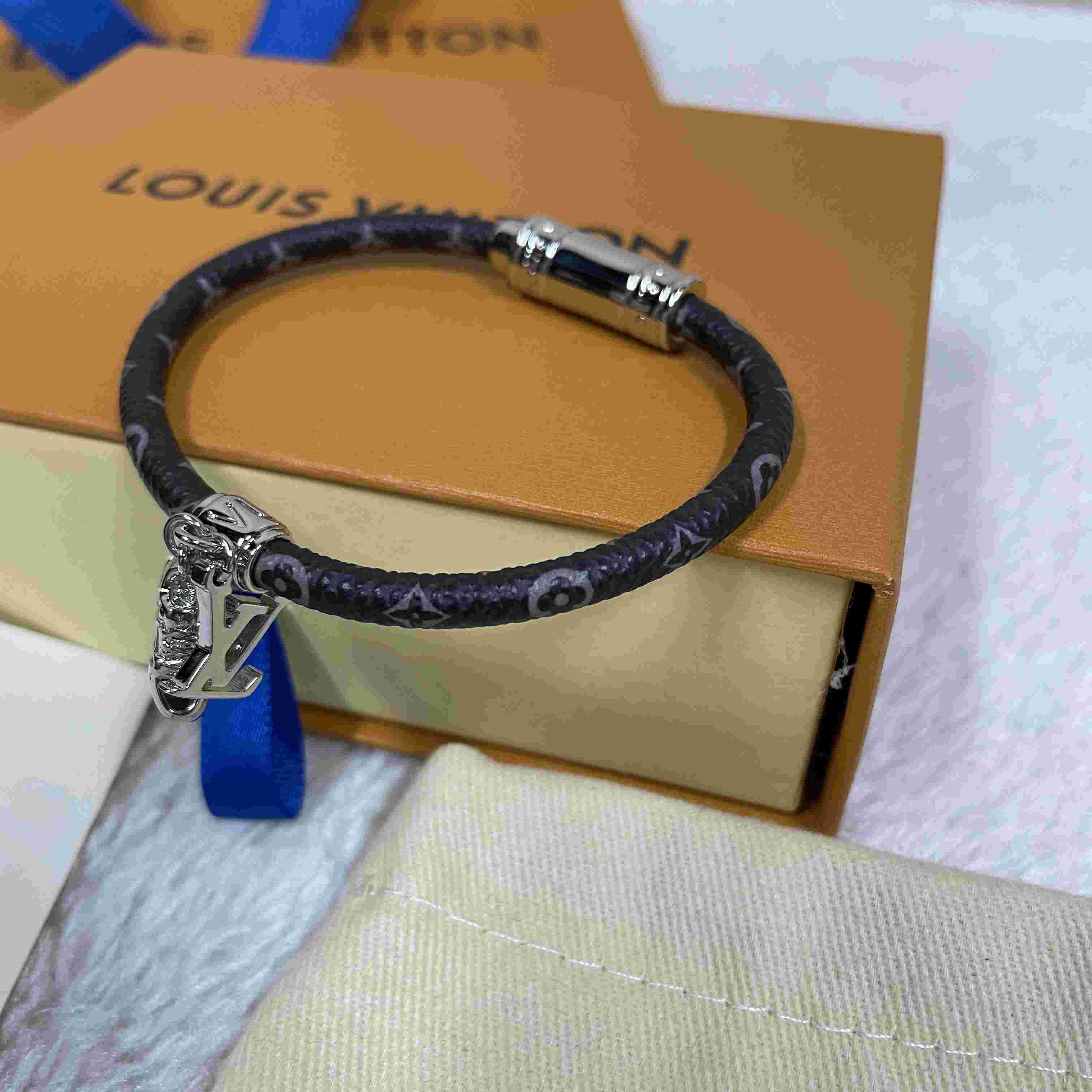 Louis Vuitto LV Icon Trainer Leather Bracelet   M8343 - EUR FASHION