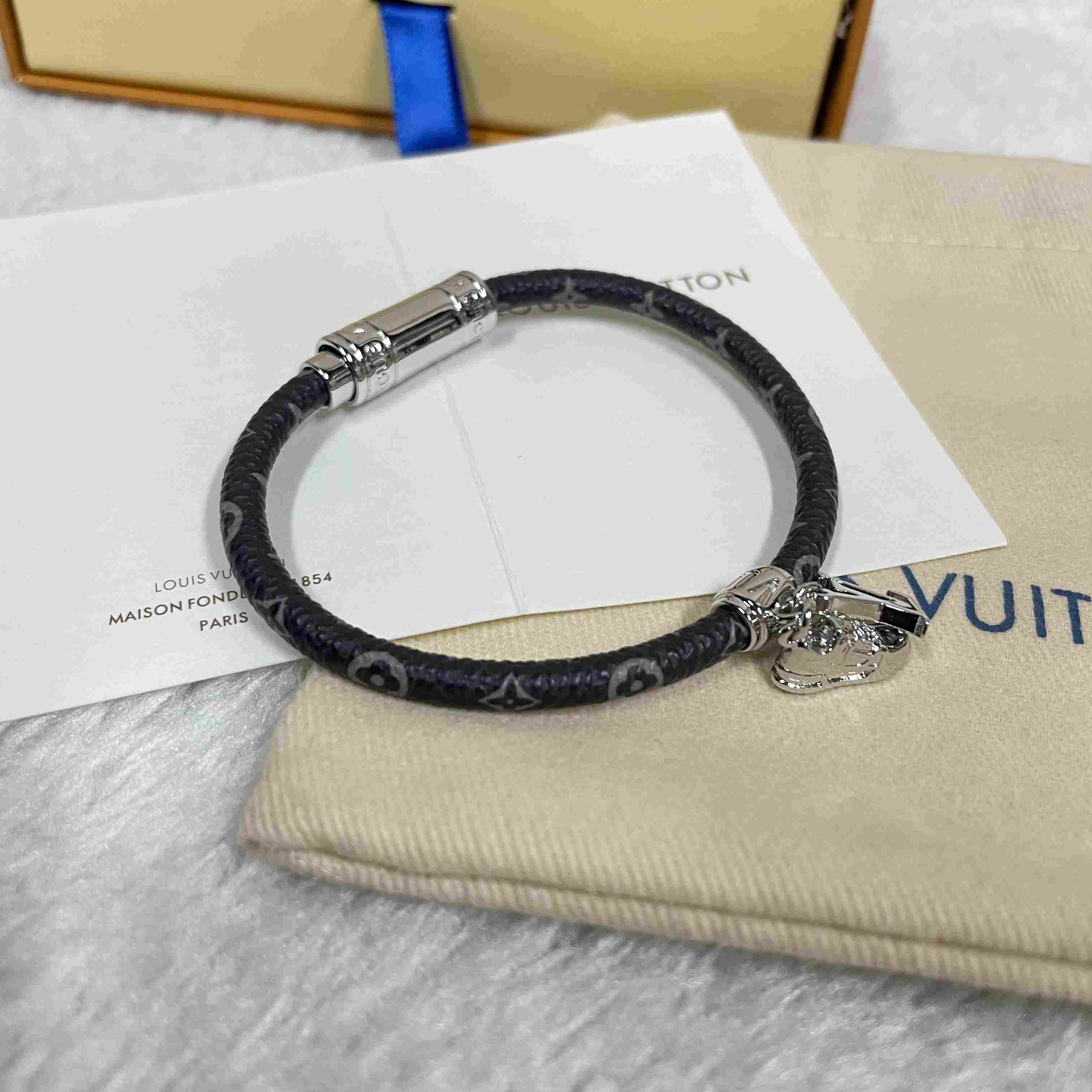 Louis Vuitto LV Icon Trainer Leather Bracelet   M8343 - EUR FASHION