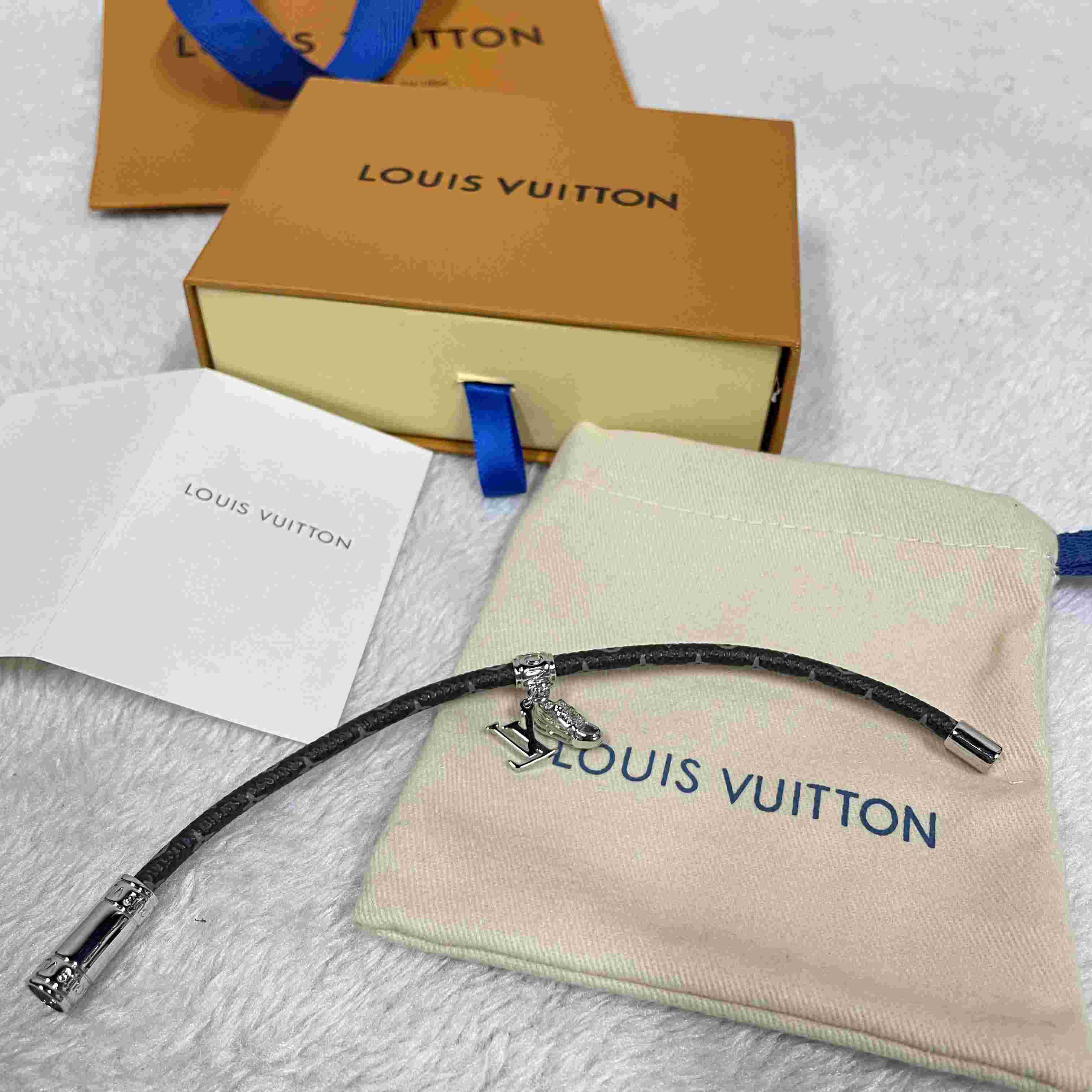 Louis Vuitto LV Icon Trainer Leather Bracelet   M8343 - EUR FASHION