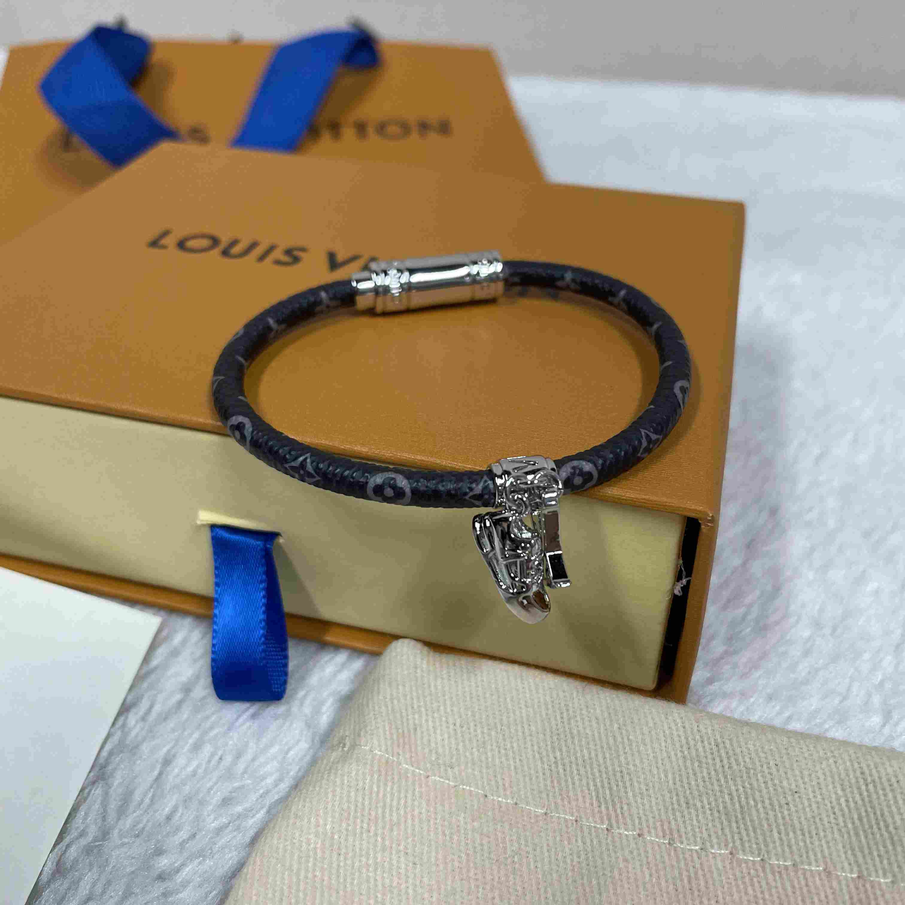 Louis Vuitto LV Icon Trainer Leather Bracelet   M8343 - EUR FASHION