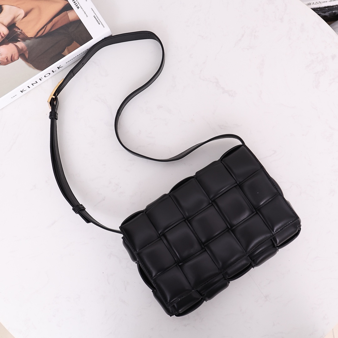Bottega Veneta Padded Cassette Bag(26*18*8CM) - EUR FASHION