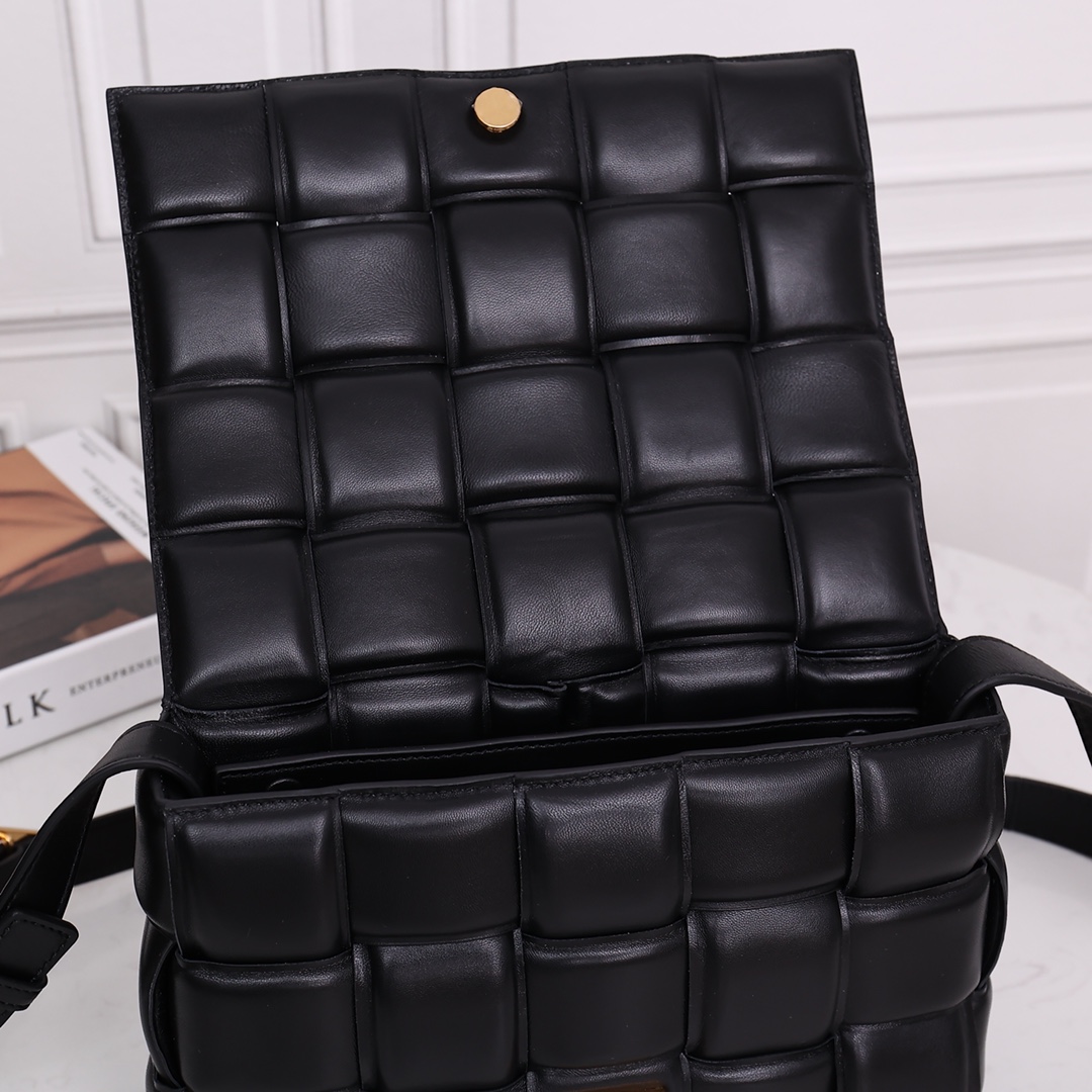 Bottega Veneta Padded Cassette Bag(26*18*8CM) - EUR FASHION