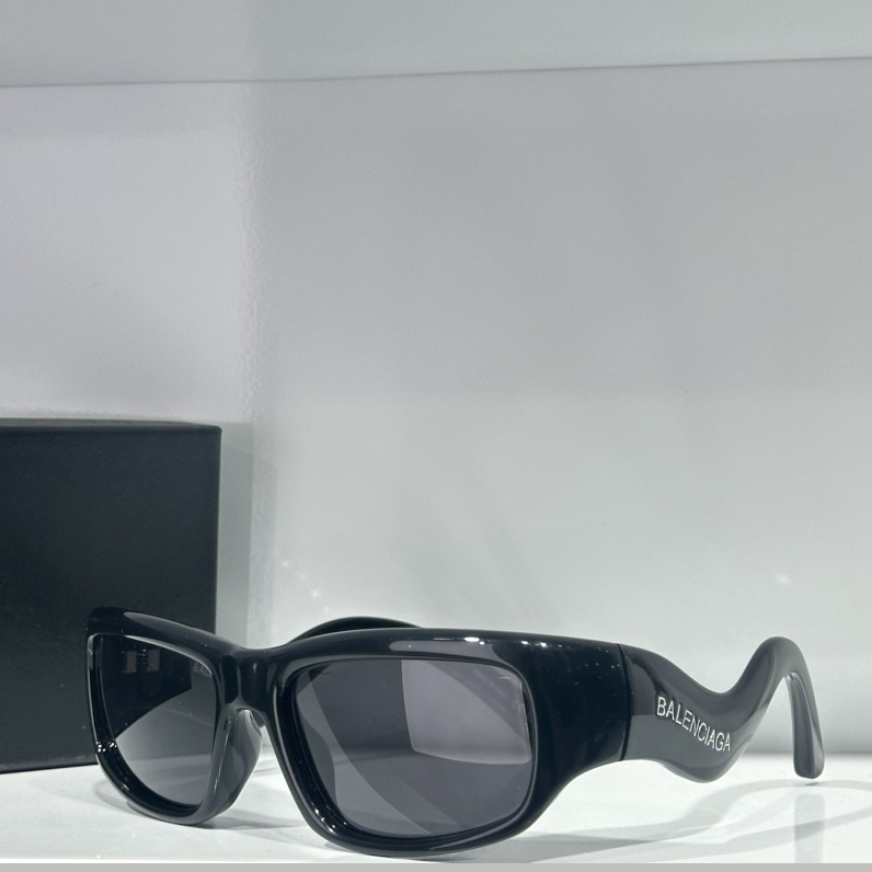 Balenciaga Hamptons Rectangle Sunglasses In Black - EUR FASHION