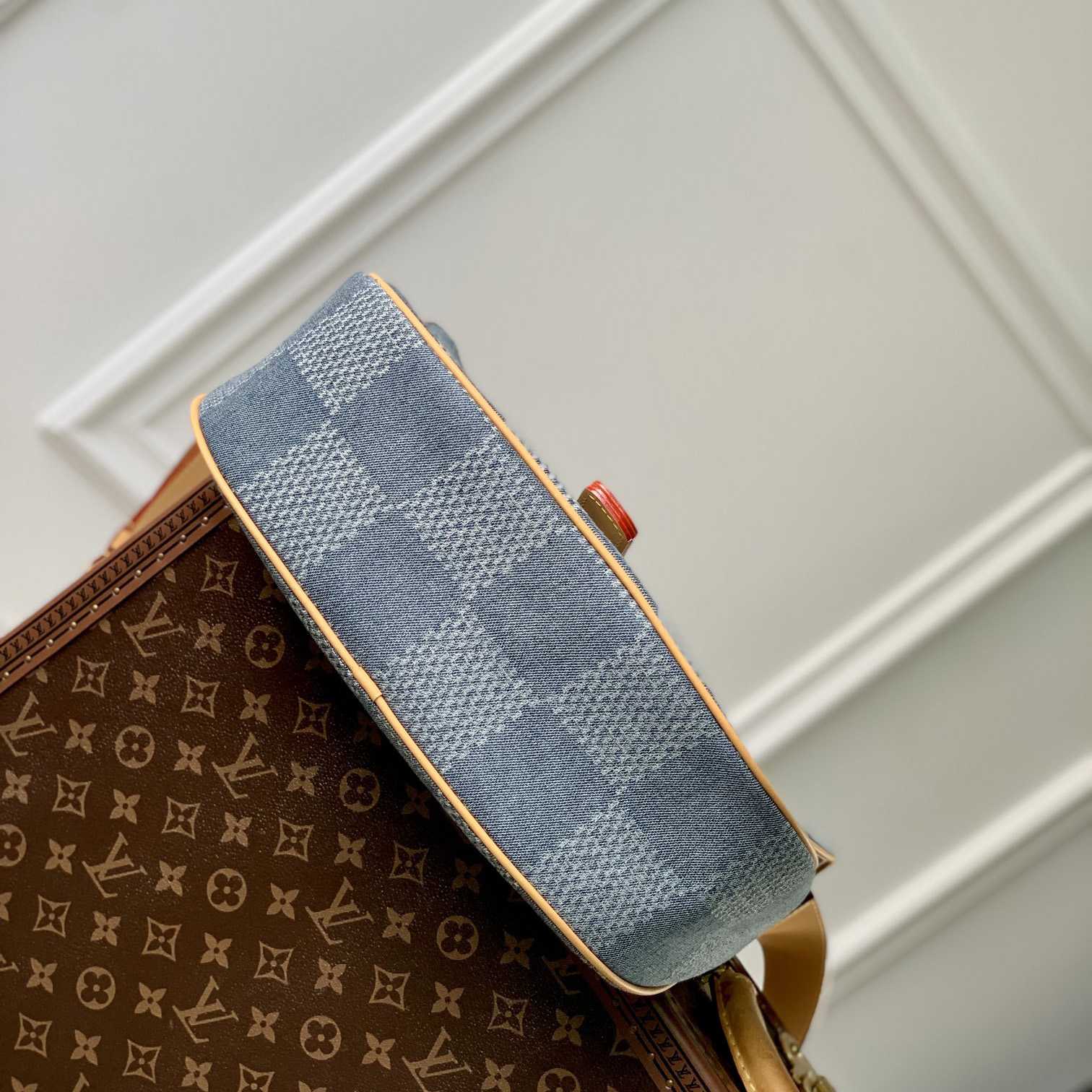 Louis Vuitton Montsouris Messenger MM   - EUR FASHION
