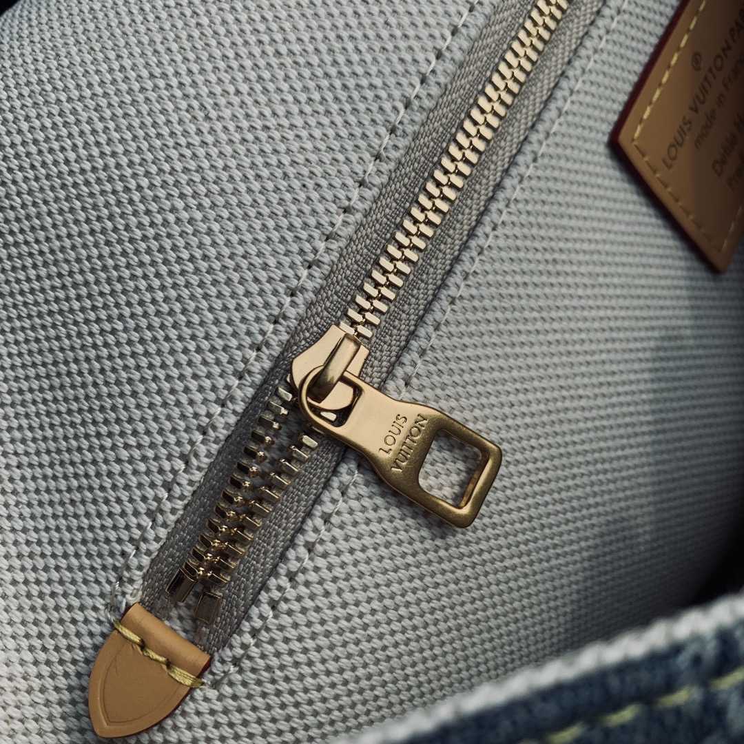 Louis Vuitton Montsouris Messenger MM   - EUR FASHION