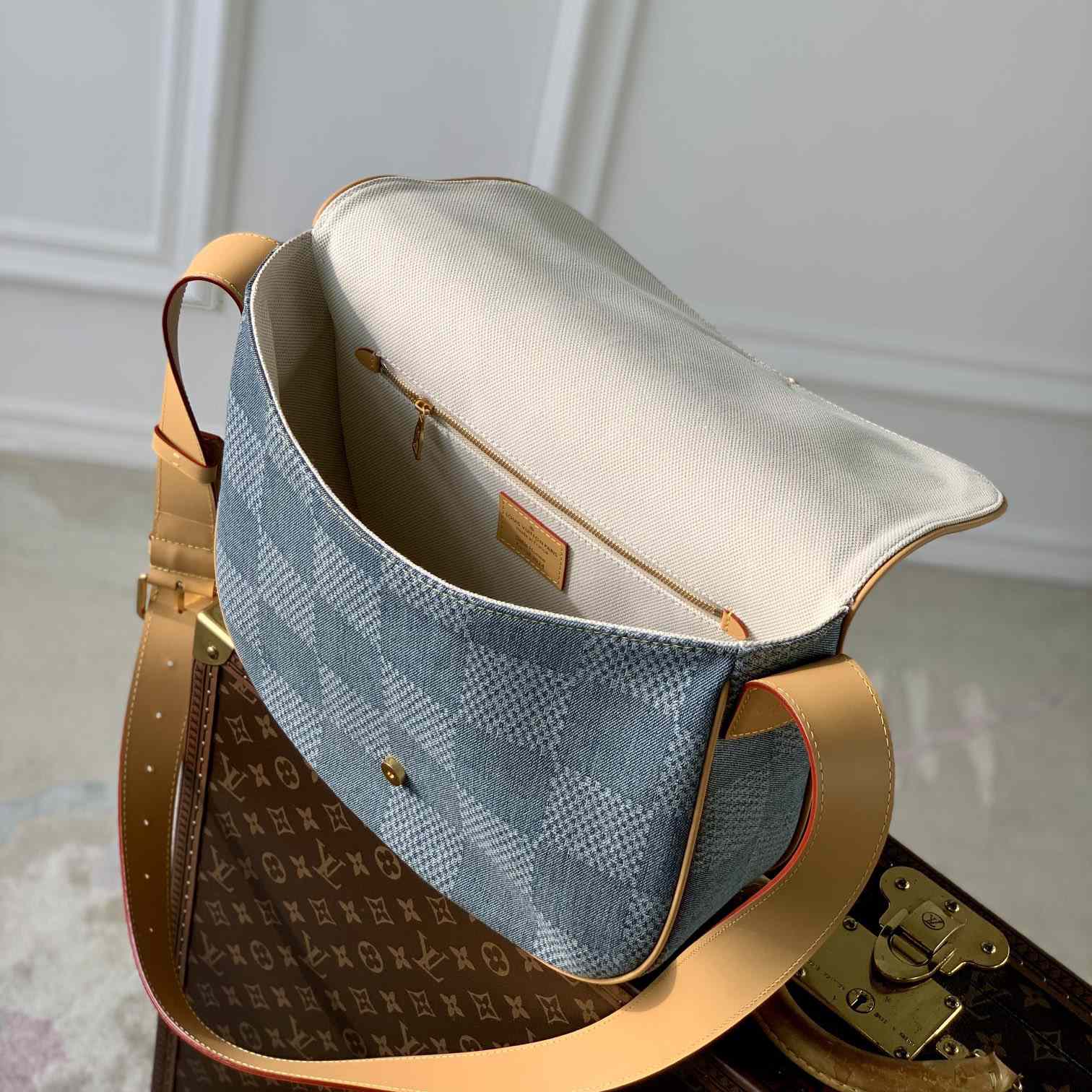 Louis Vuitton Montsouris Messenger MM   - EUR FASHION