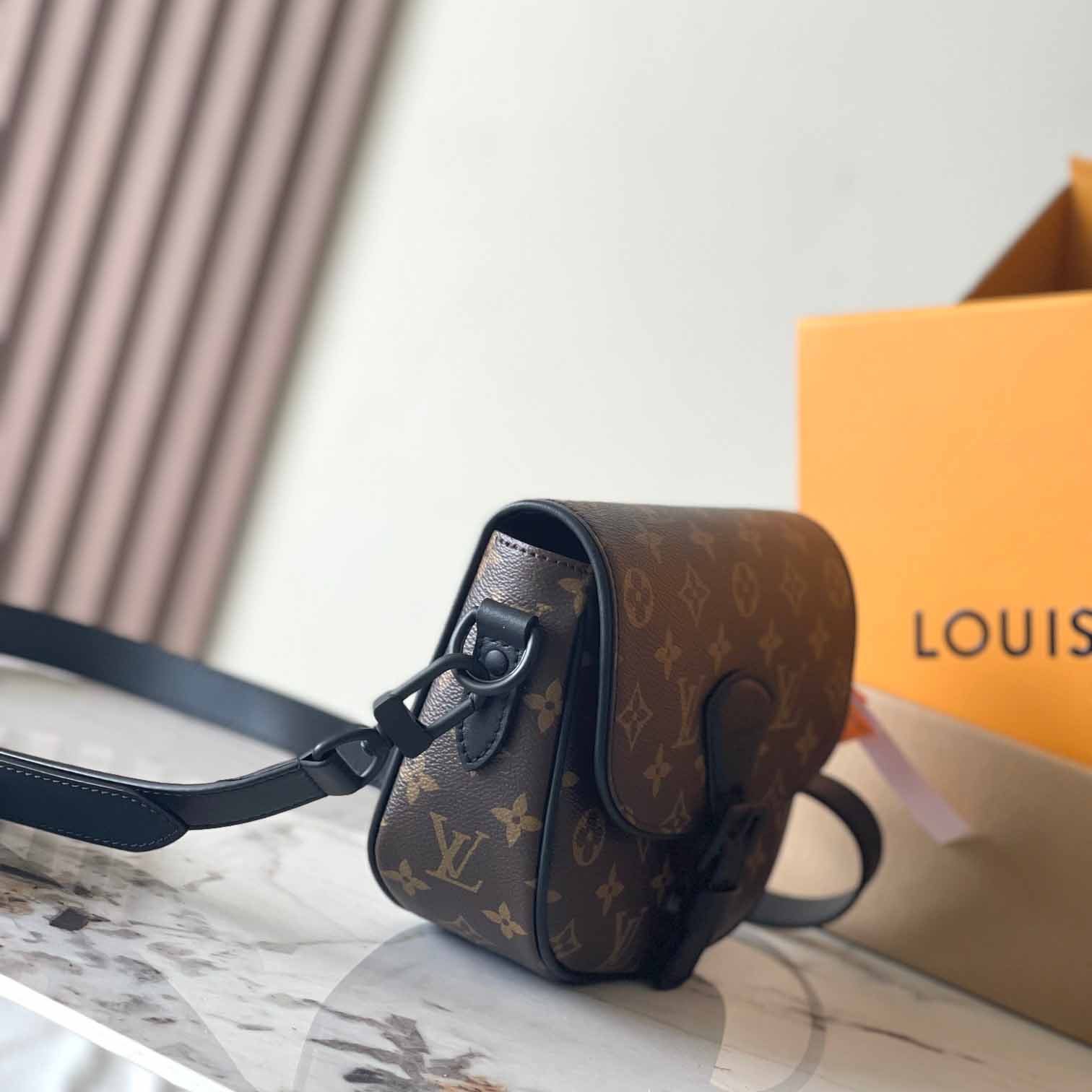 Louis Vuitton Montsouris Messenger PM​   M47060 - EUR FASHION