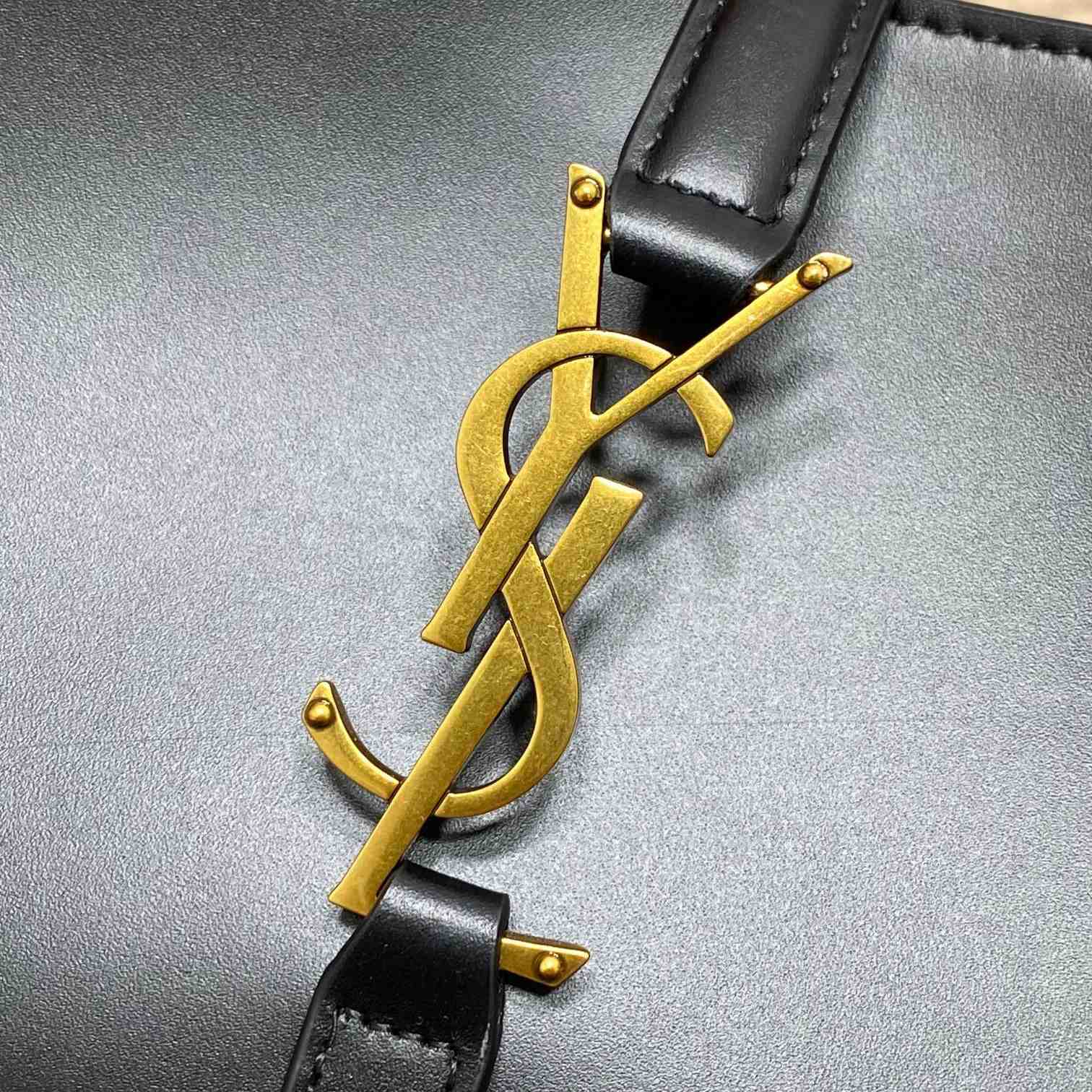 Saint Laurent Le 5 À 7 In Smooth Leather - EUR FASHION