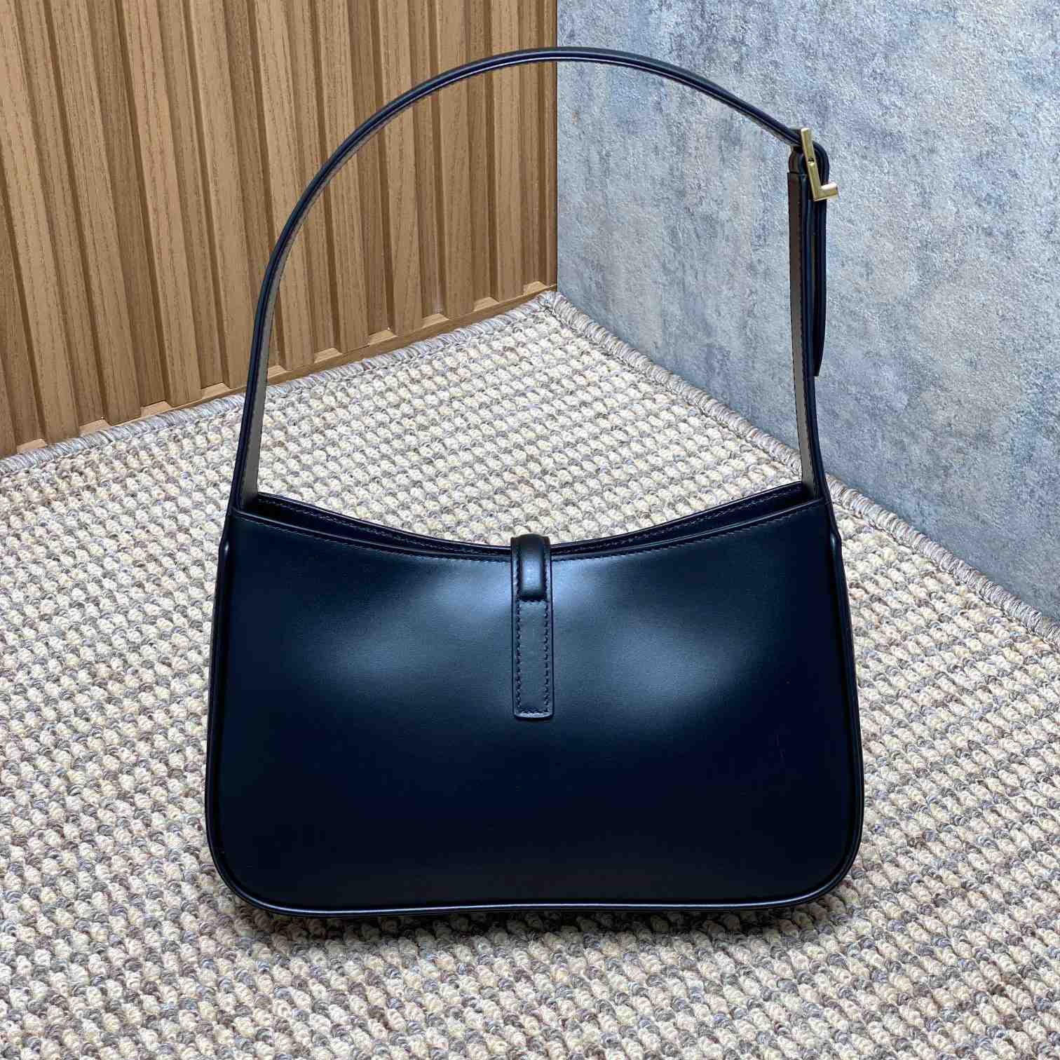 Saint Laurent Le 5 À 7 In Smooth Leather - EUR FASHION