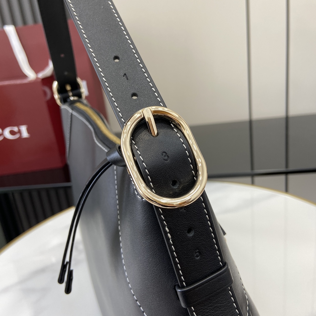 Gucci GG Emblem Medium Shoulder Bag - EUR FASHION