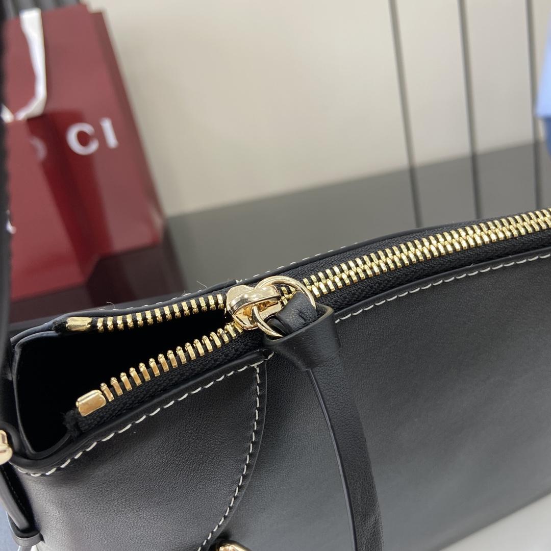 Gucci GG Emblem Medium Shoulder Bag - EUR FASHION