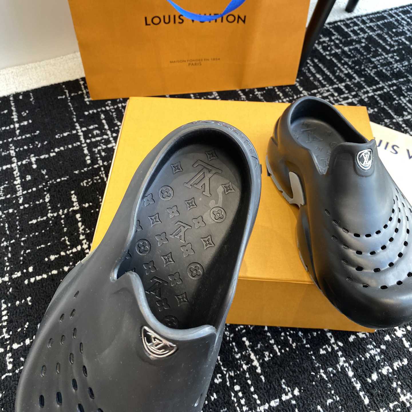 Louis Vuitton LV Shark Clog   1ABSN3 - EUR FASHION