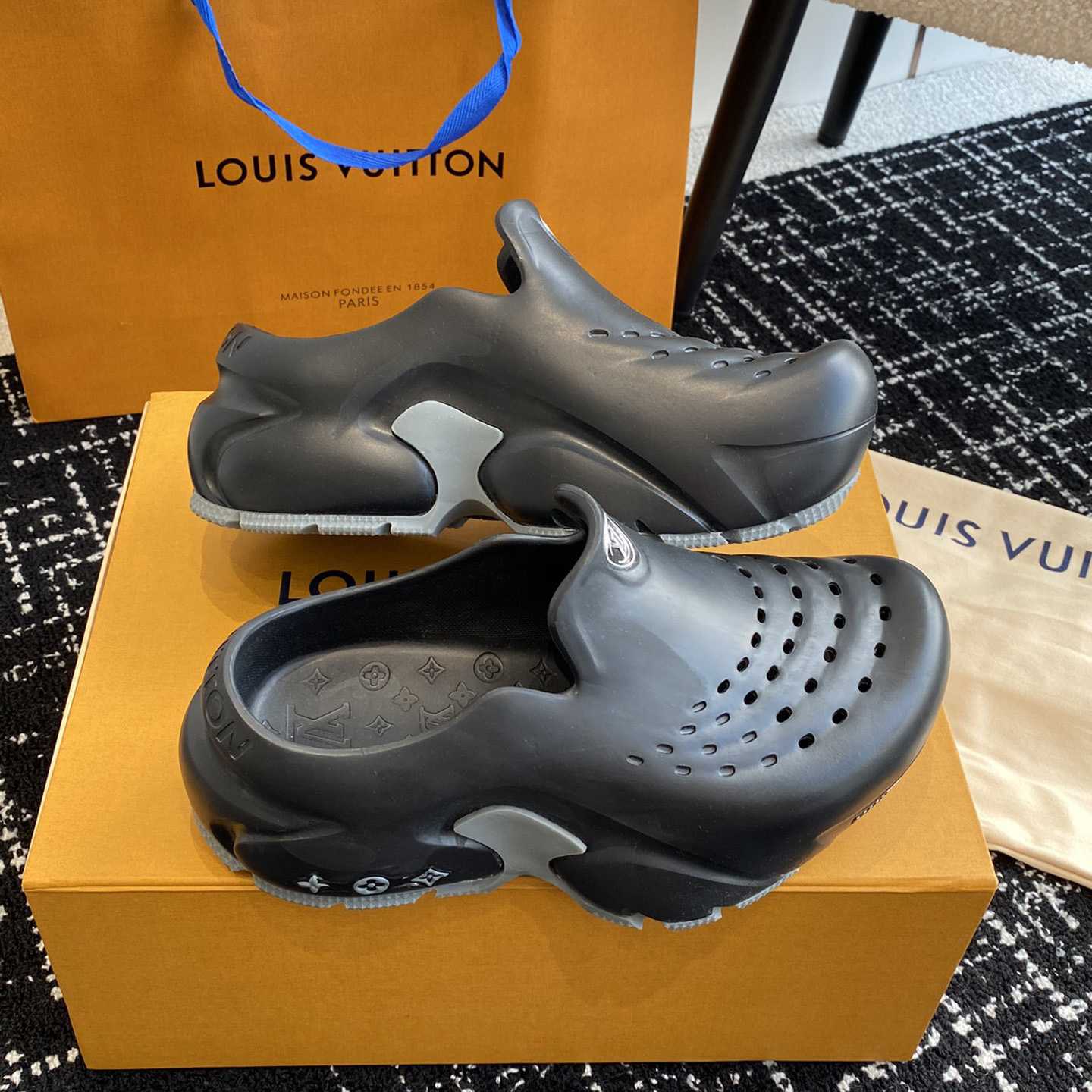 Louis Vuitton LV Shark Clog   1ABSN3 - EUR FASHION