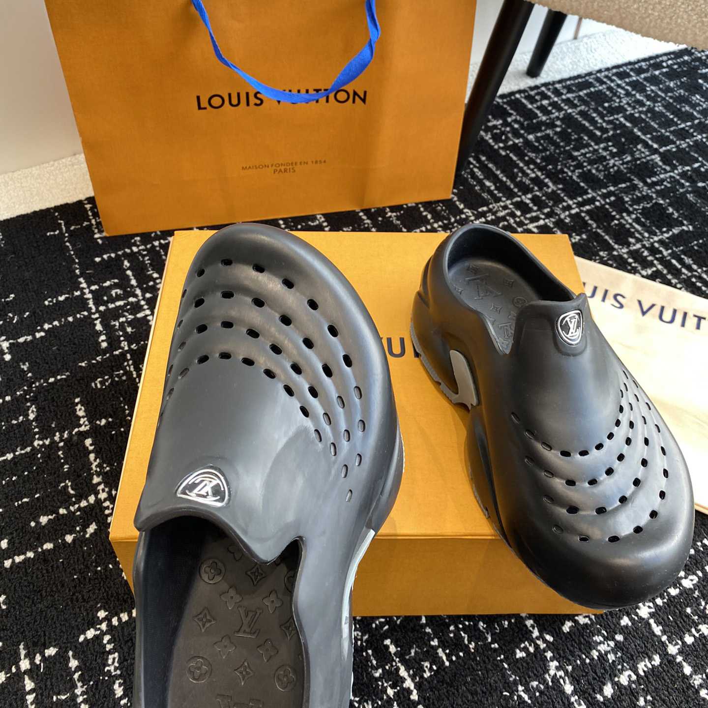Louis Vuitton LV Shark Clog   1ABSN3 - EUR FASHION