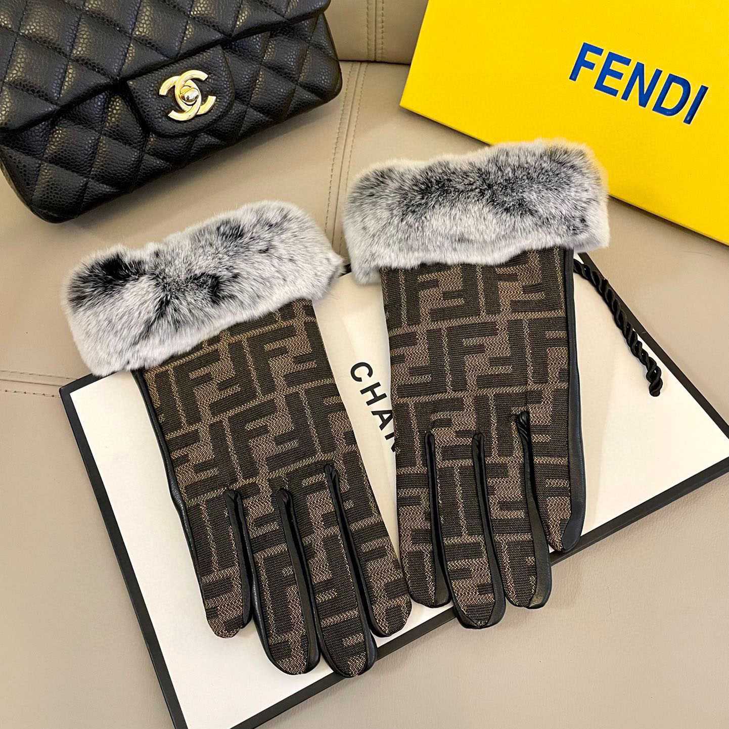 Fendi Gloves - EUR FASHION