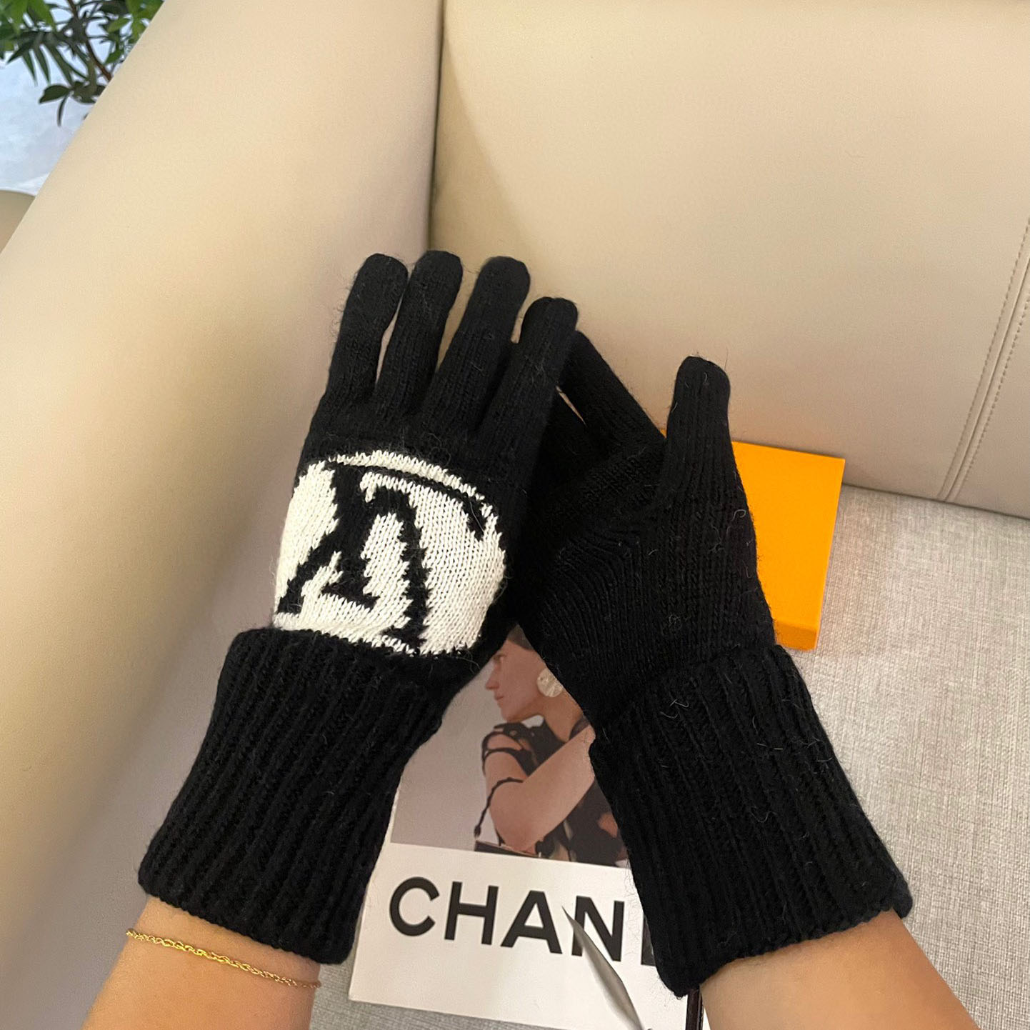 Louis Vuitton LV Medallion Gloves - EUR FASHION