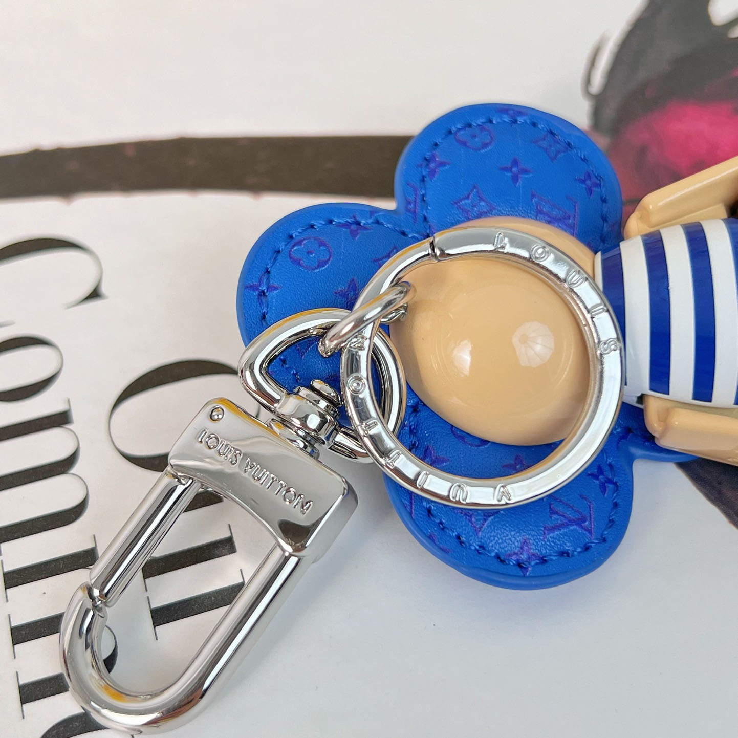 Louis Vuitton Vivienne in Paris Bag Charm  M01937 - EUR FASHION