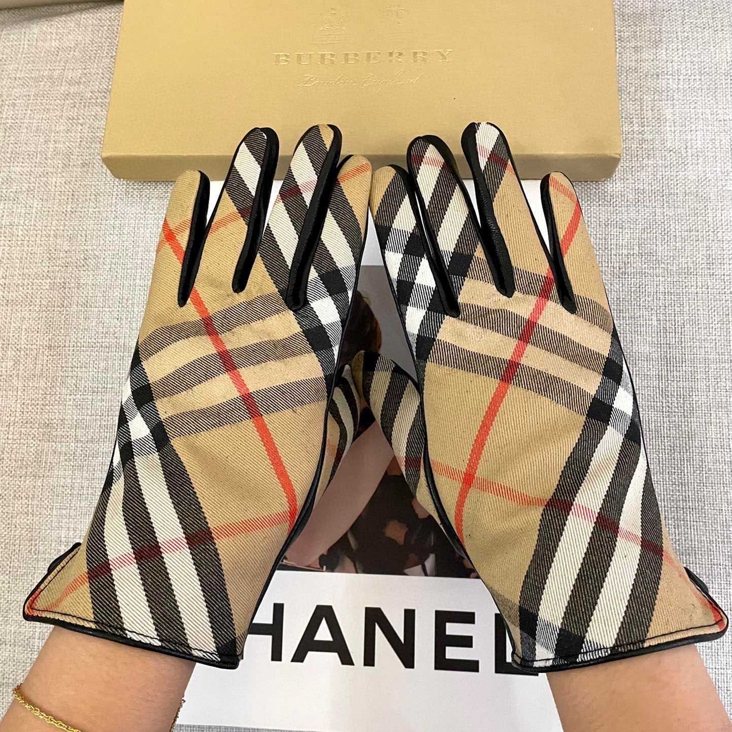 Burberry Gloves  - EUR FASHION