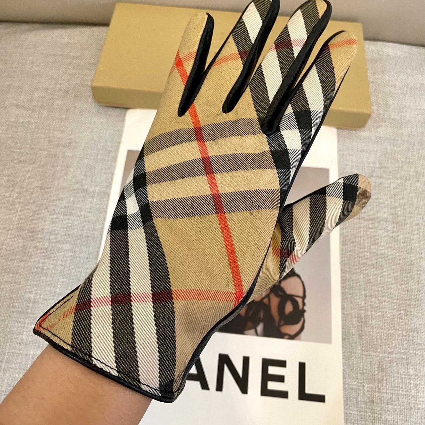 Burberry Gloves  - EUR FASHION