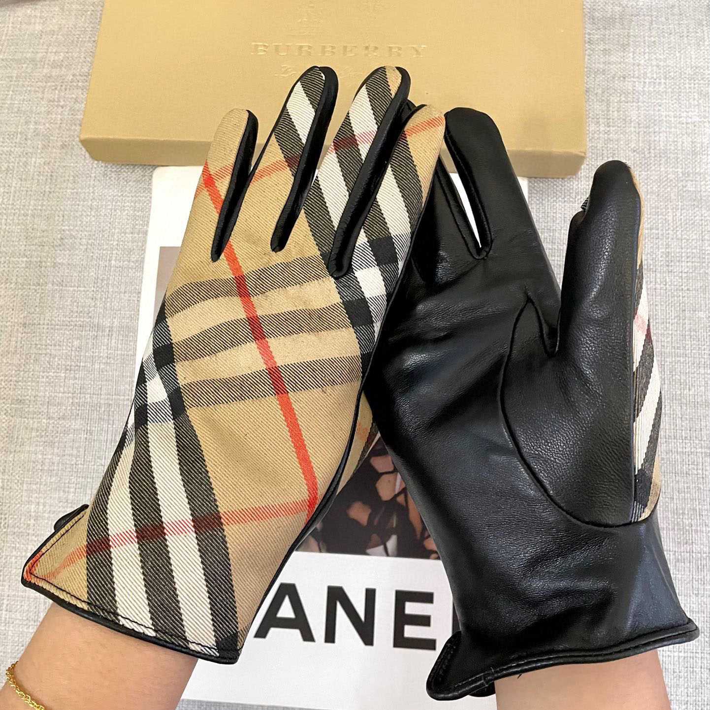 Burberry Gloves  - EUR FASHION