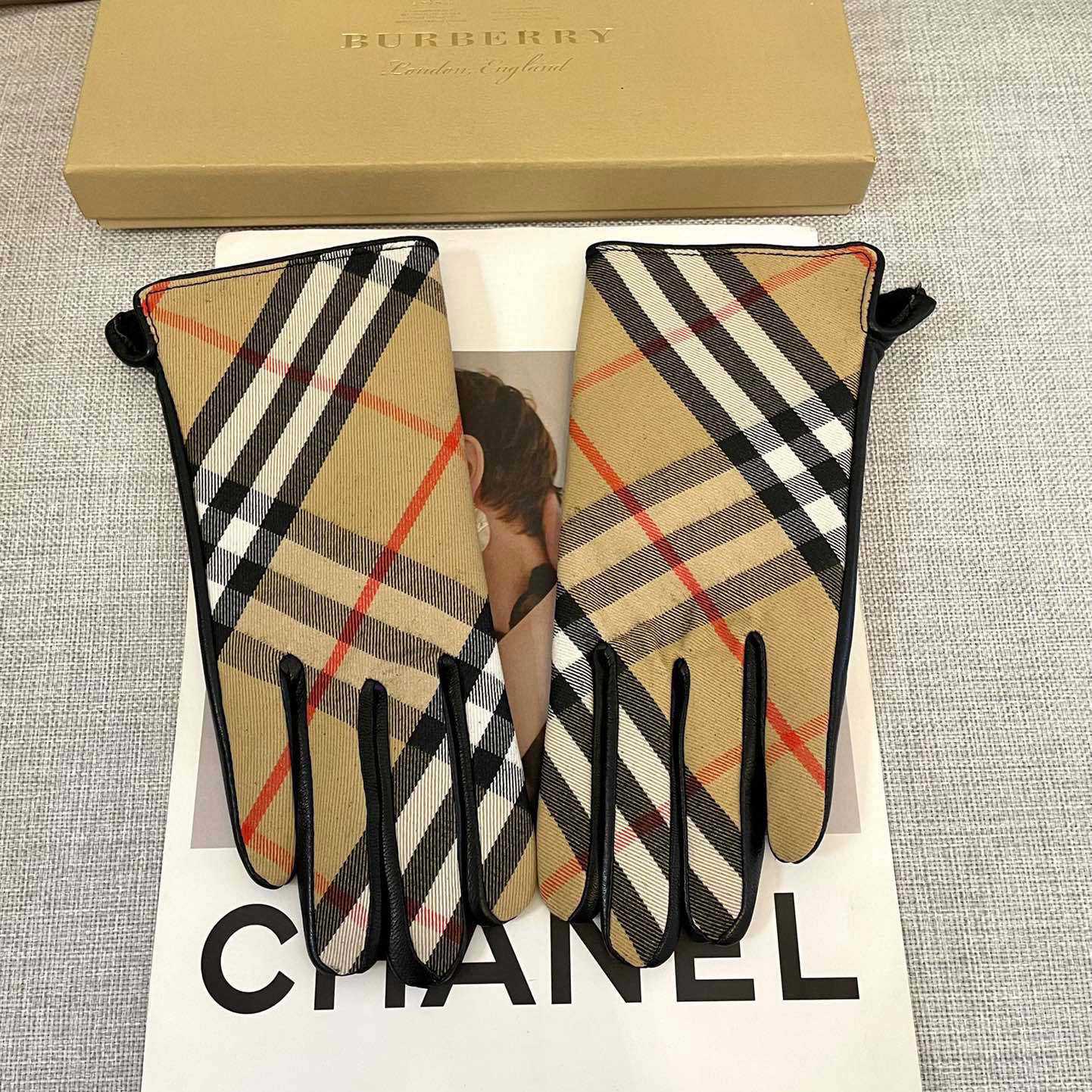 Burberry Gloves  - EUR FASHION