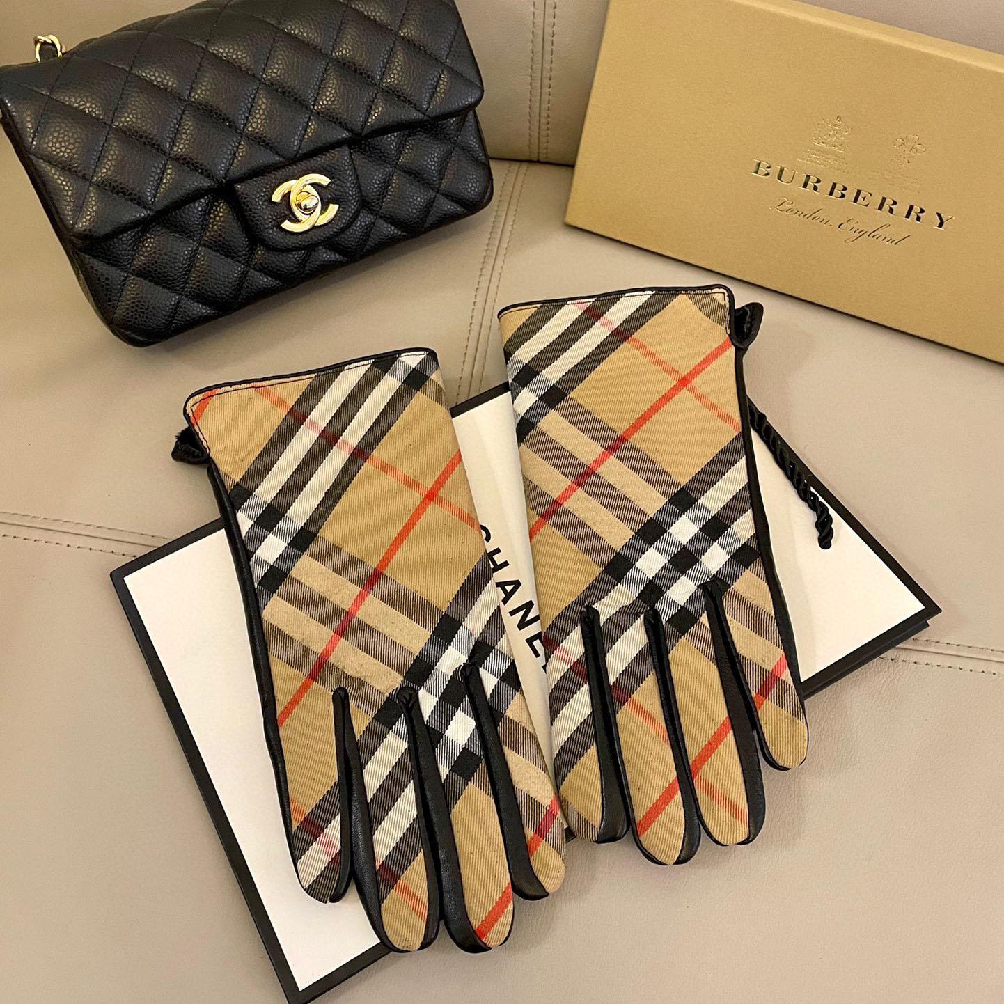 Burberry Gloves  - EUR FASHION