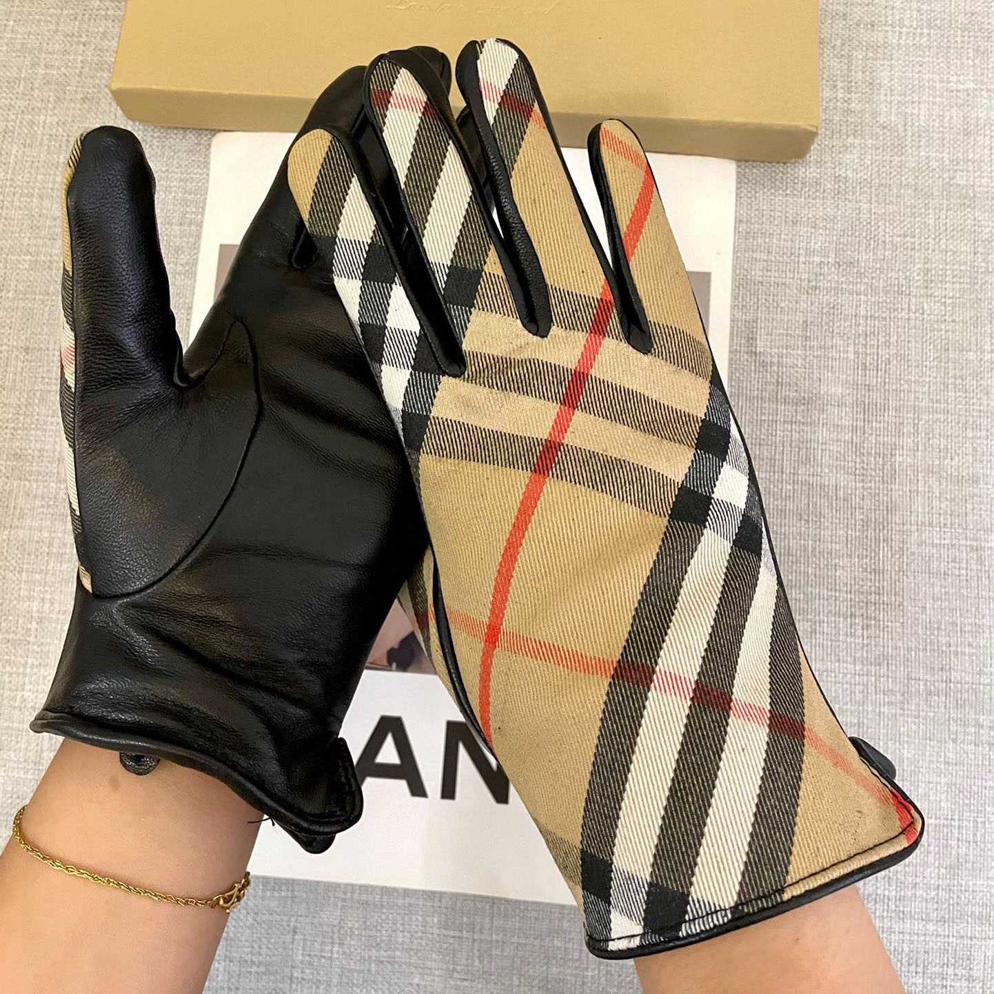 Burberry Gloves  - EUR FASHION