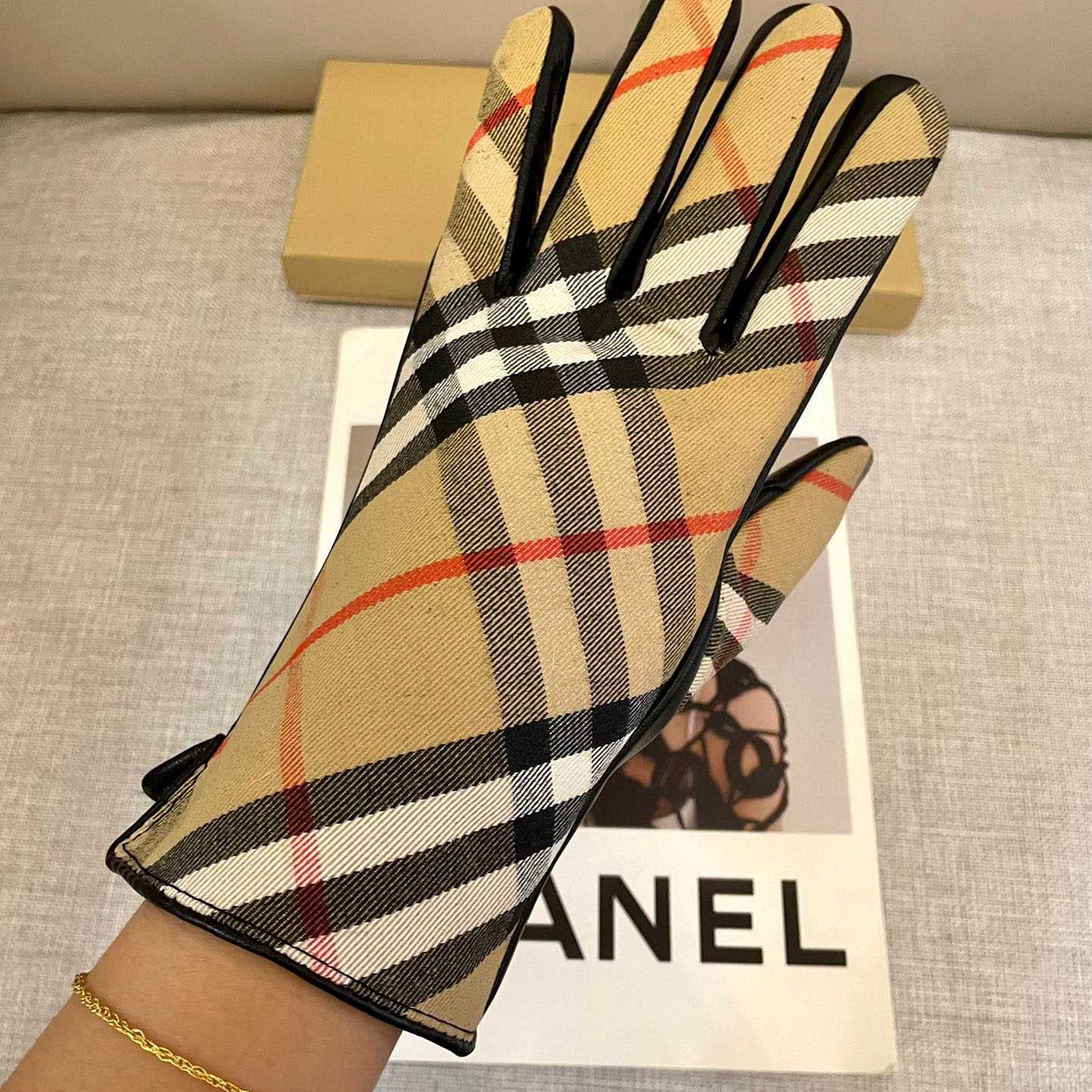Burberry Gloves  - EUR FASHION