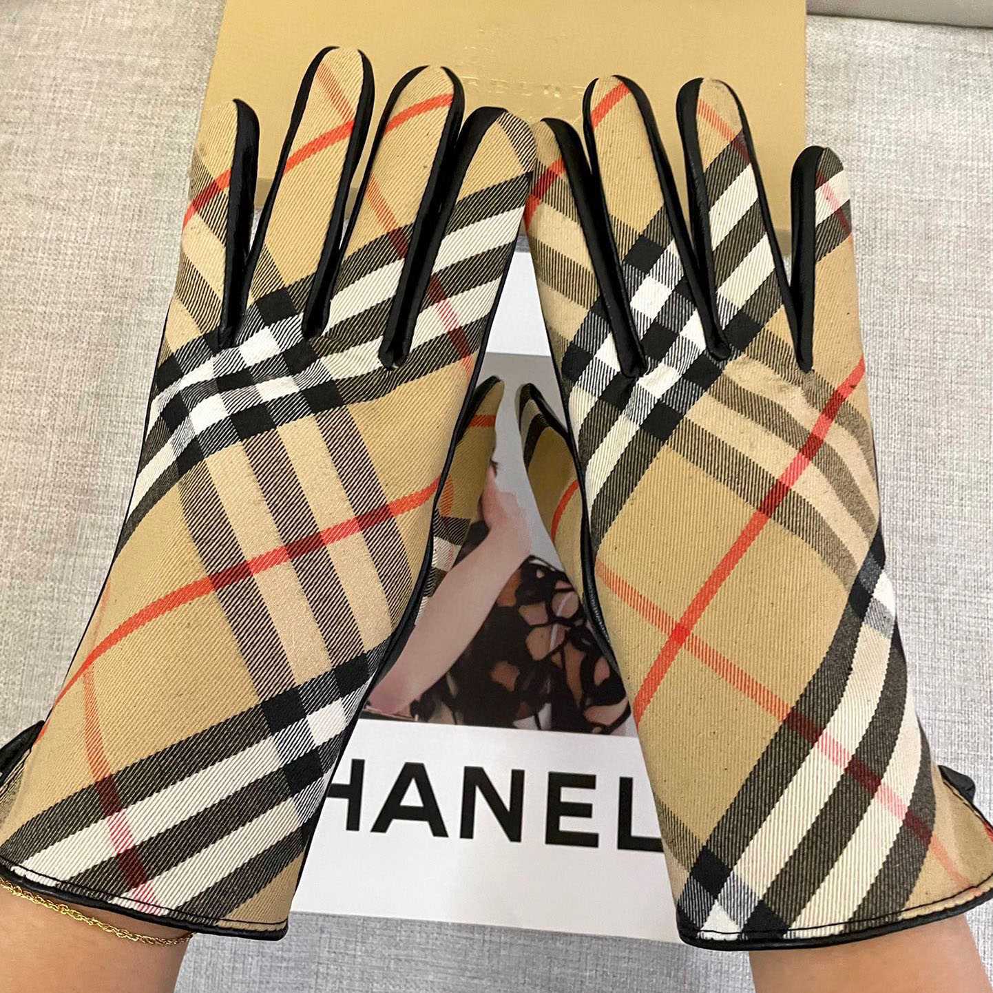 Burberry Gloves  - EUR FASHION