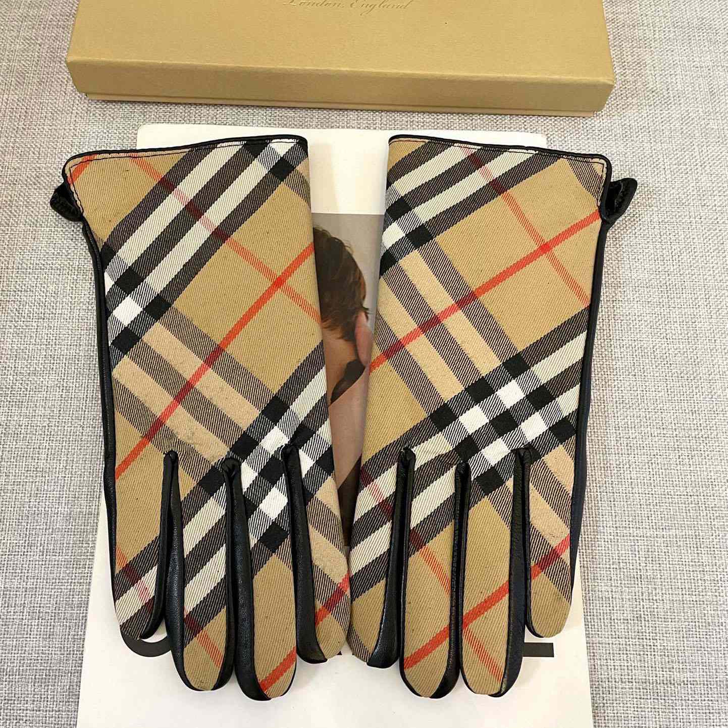 Burberry Gloves  - EUR FASHION