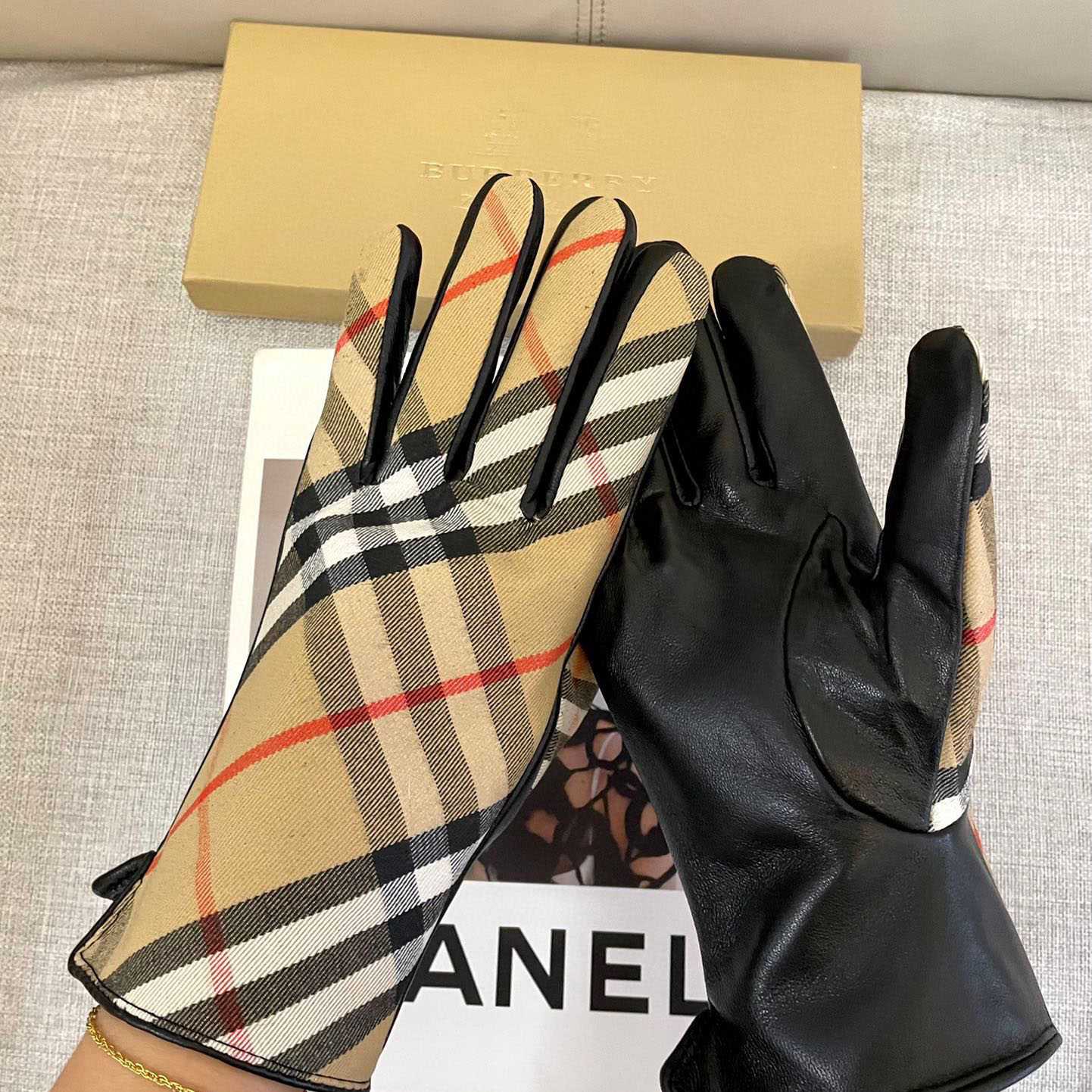 Burberry Gloves  - EUR FASHION