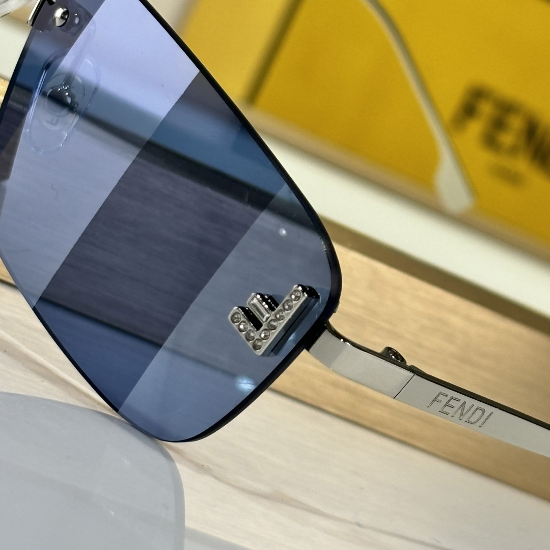 Fendi First Crystal Palladium-colored Sunglasses With Blue Lenses    - EUR FASHION