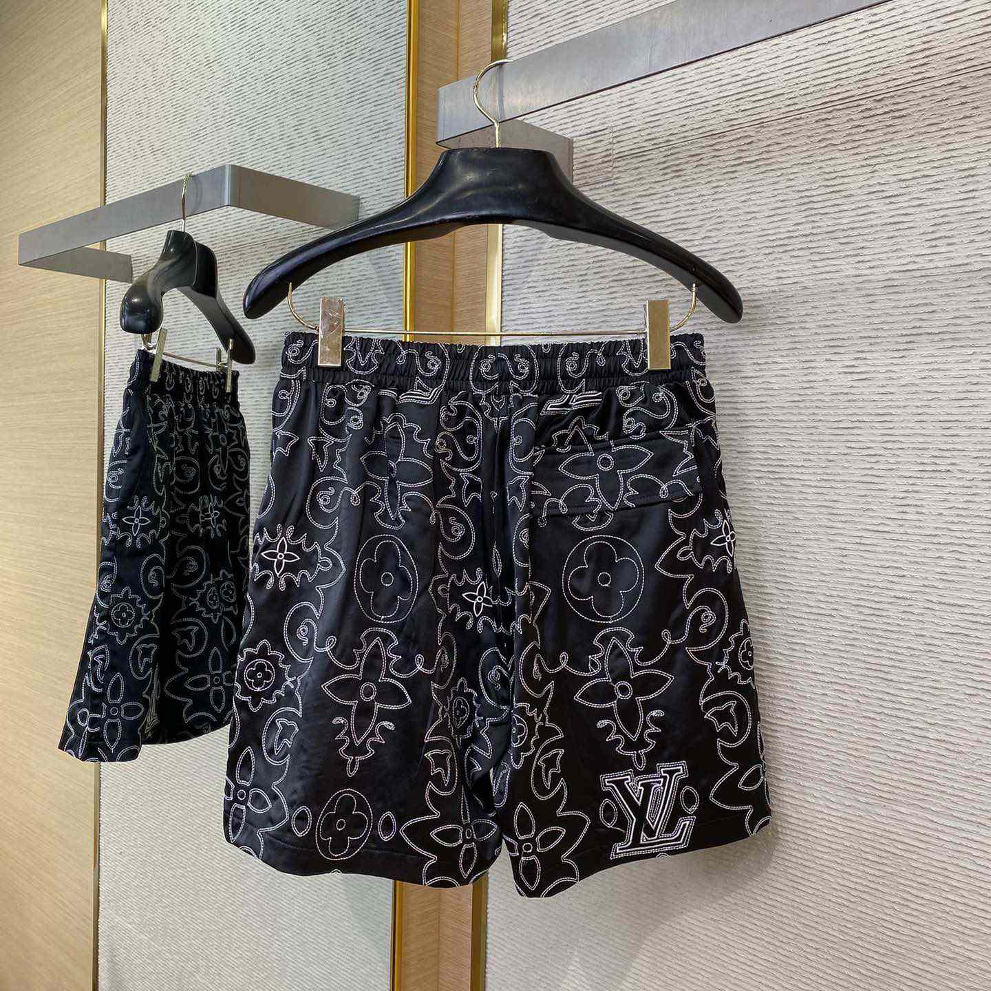 Louis Vuitton Printed Silk Shorts   1AFWOR - EUR FASHION