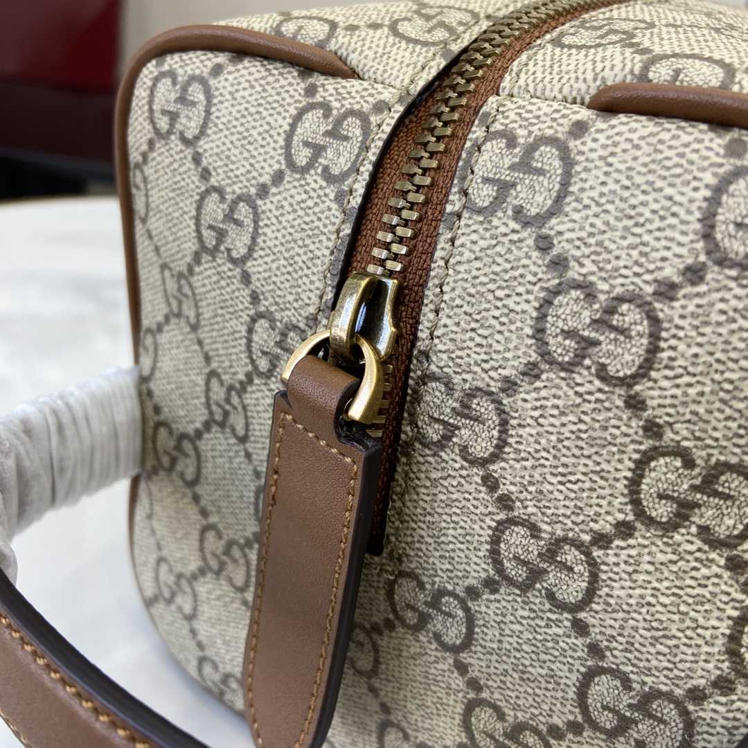 Gucci GG Emblem Medium Toiletry Case - EUR FASHION