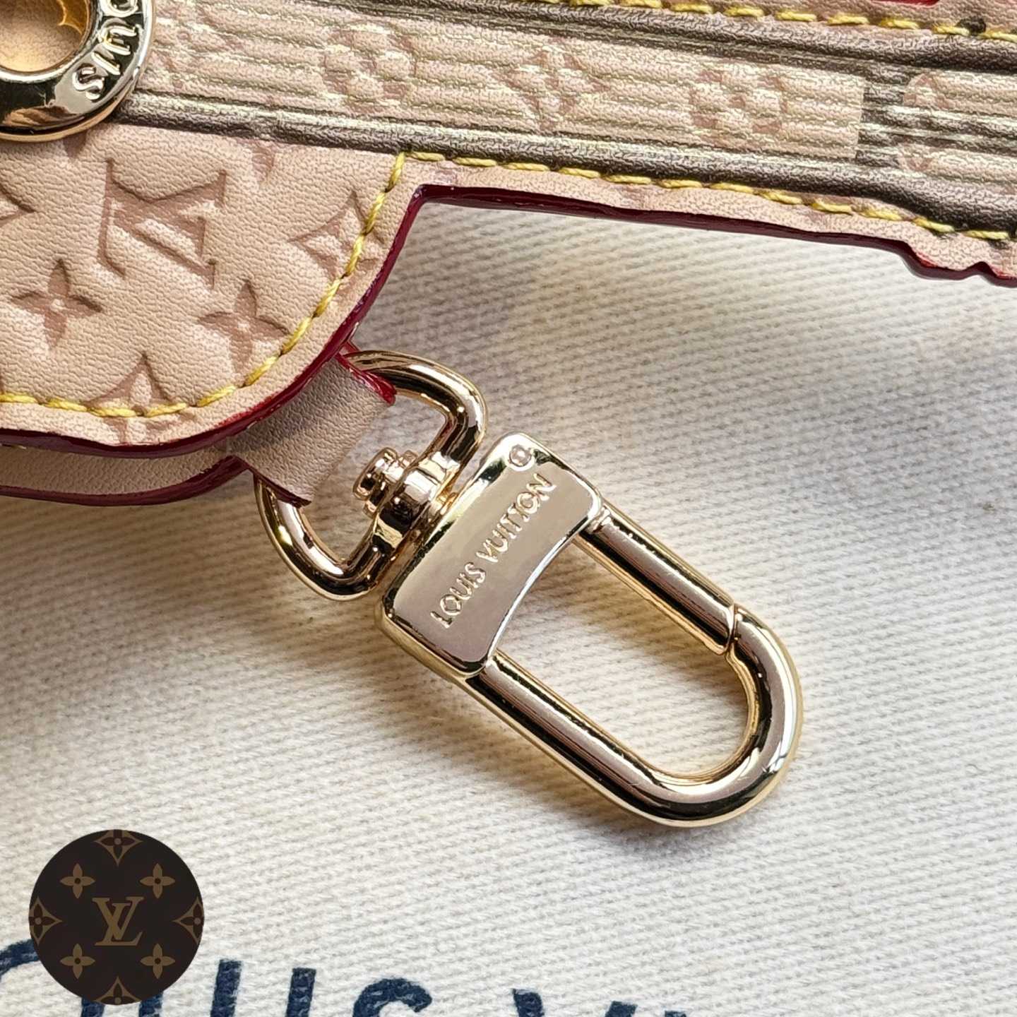 Louis Vuitton Guitar Pouch Bag Charm   M02032 - EUR FASHION