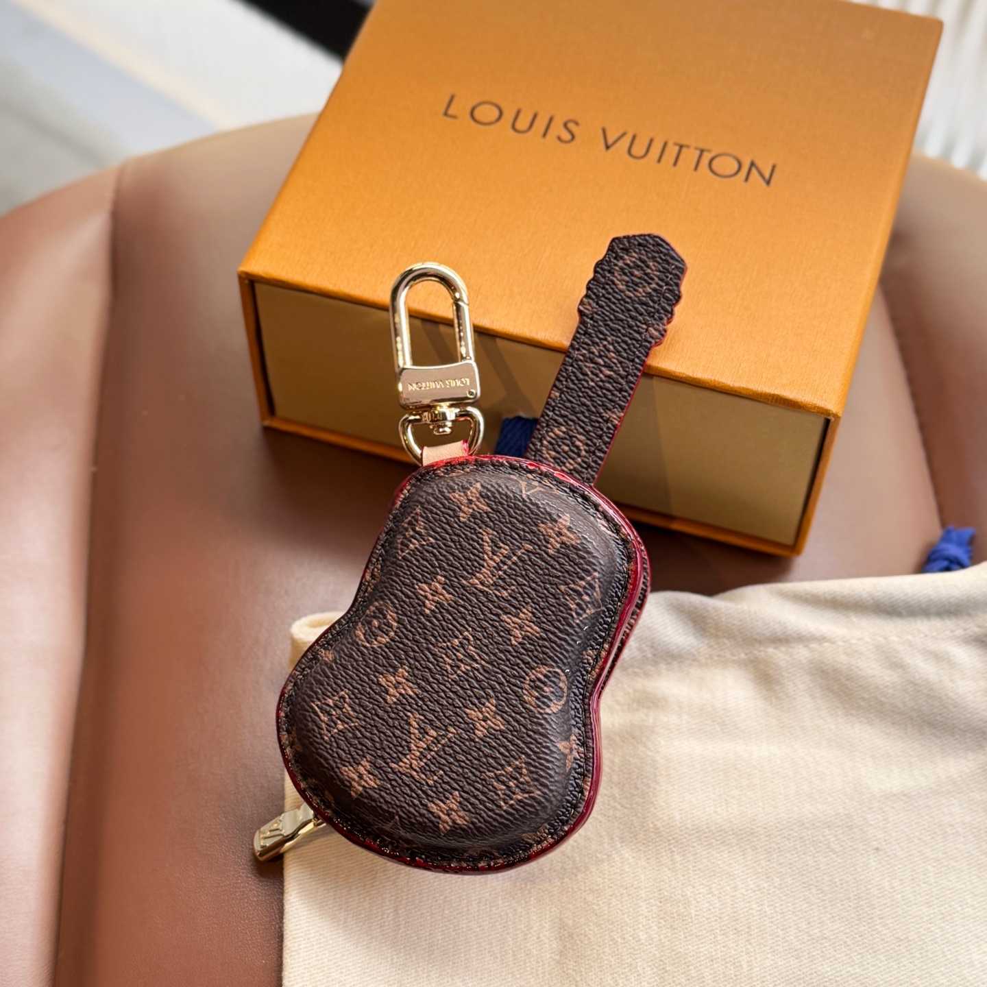 Louis Vuitton Guitar Pouch Bag Charm   M02032 - EUR FASHION