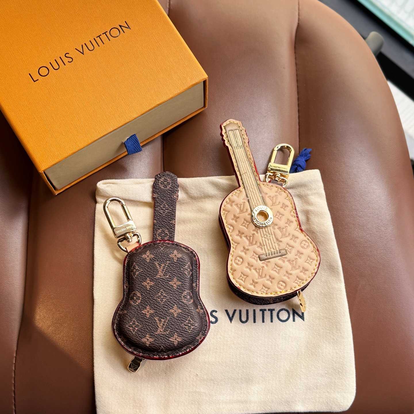 Louis Vuitton Guitar Pouch Bag Charm   M02032 - EUR FASHION