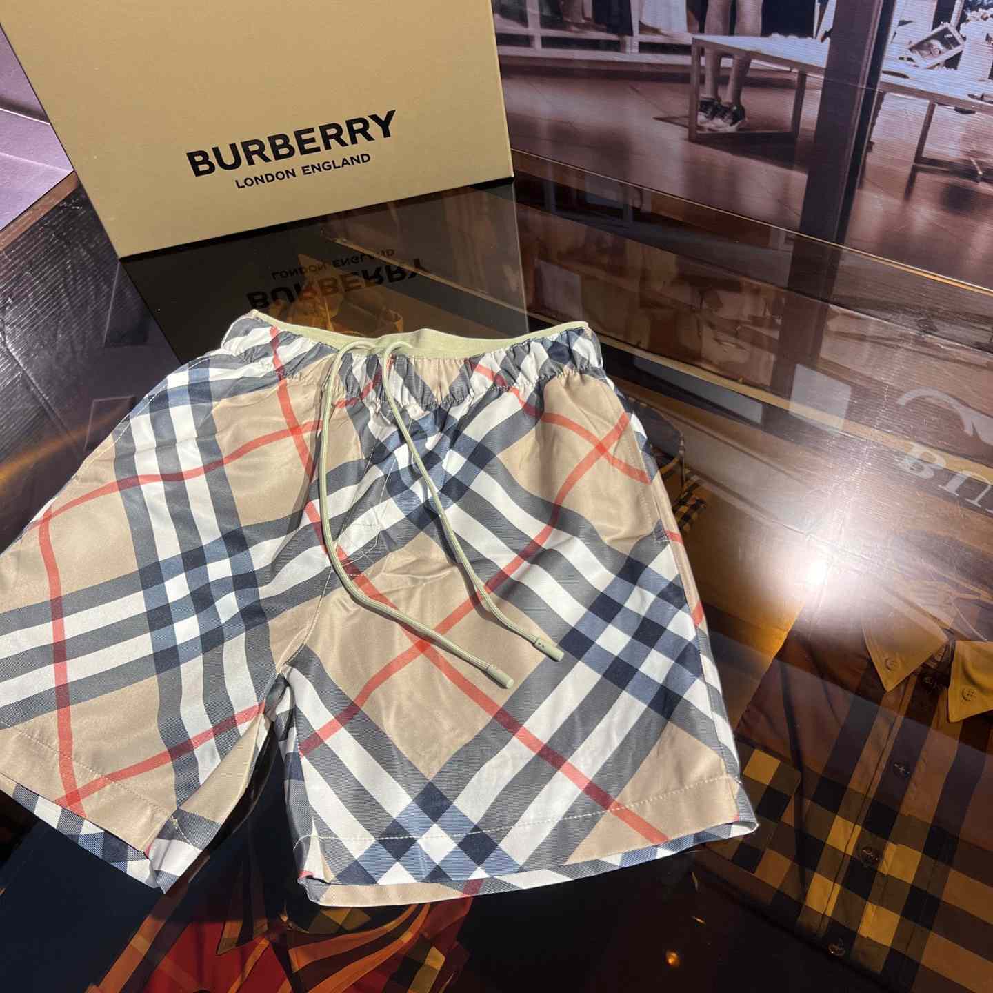Burberry Shorts    - EUR FASHION
