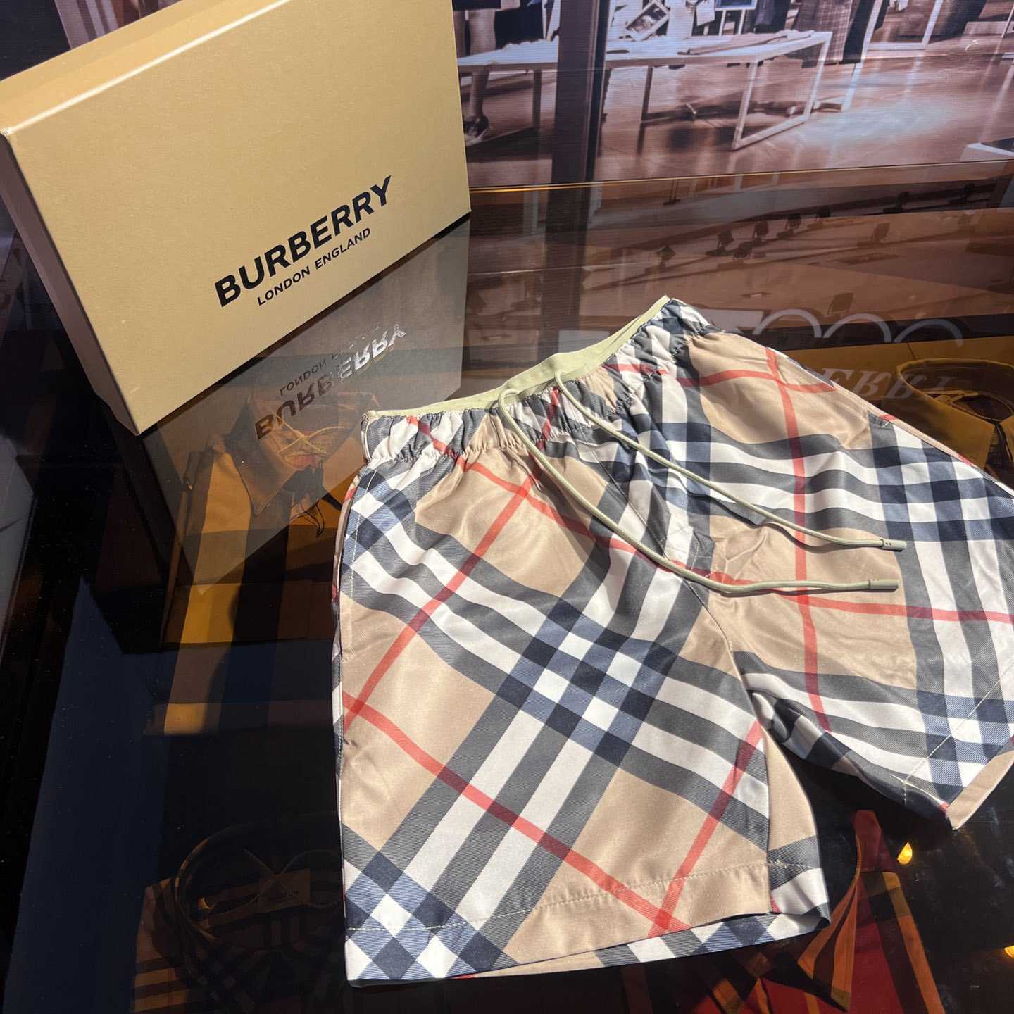 Burberry Shorts    - EUR FASHION