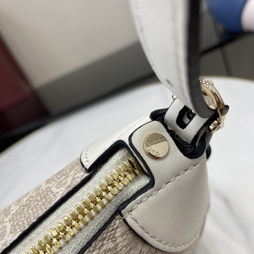 Gucci GG Emblem Medium Shoulder Bag - EUR FASHION