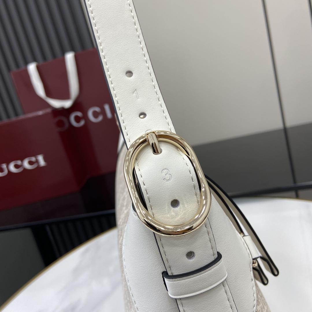 Gucci GG Emblem Medium Shoulder Bag - EUR FASHION