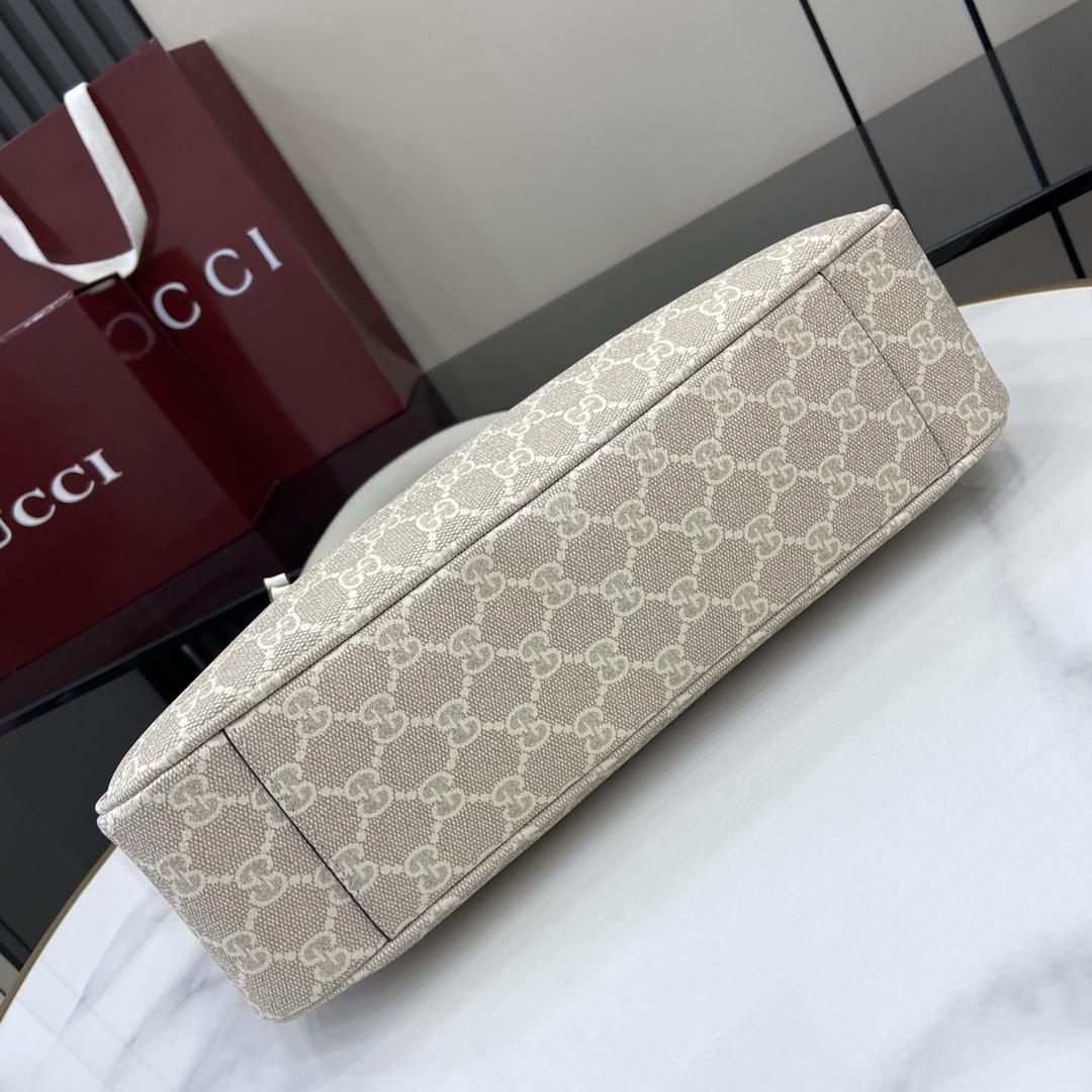Gucci GG Emblem Medium Shoulder Bag - EUR FASHION